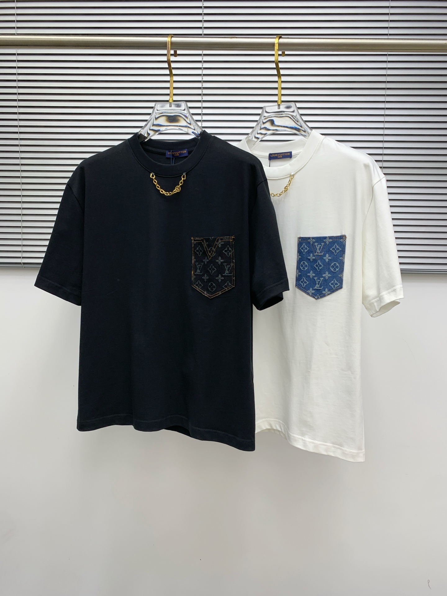 NO:437930,The latest fabric of ssLV pure cotton!  Classic logo pattern logo stylish simple trendy short sleeves, the top quality counter original single short sleeves, the top-level production process imported fabric, the unique design of the counter model, using imported high-end customized fabrics. The official website is on sale!  Excellent fabric style, size M-3XL, louis vuitton, T-shirt, alexander wang19860909ssLV纯棉最新面料！经典标识图案logo时尚简约潮流短袖,最顶级的品质专柜原单短袖,顶级制作工艺进口面料,专柜款独特设计,采用进口高端订制面料.官网在售！面料版型超赞 码数M-3XL,,louis vuitton,T-shirt,alexander wang,Men's clothing