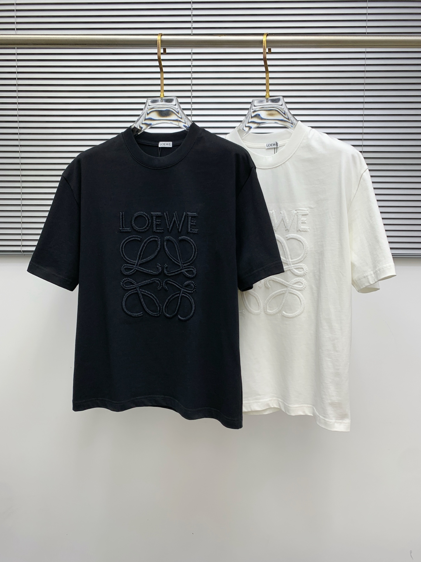 NO:437944,The latest fabric of ss Luo Yiwei pure cotton!  Classic logo pattern logo stylish simple trendy short sleeves, the top quality counter original single short sleeves, the top-level production process imported fabric, the unique design of the counter model, using imported high-end customized fabrics. The official website is on sale!  Excellent fabric style, size M-3XL, loewe, T-shirt, alexander wang19860909ss罗意威纯棉最新面料！经典标识图案logo时尚简约潮流短袖,最顶级的品质专柜原单短袖,顶级制作工艺进口面料,专柜款独特设计,采用进口高端订制面料.官网在售！面料版型超赞 码数M-3XL,,loewe,T-shirt,alexander wang,Men's clothing