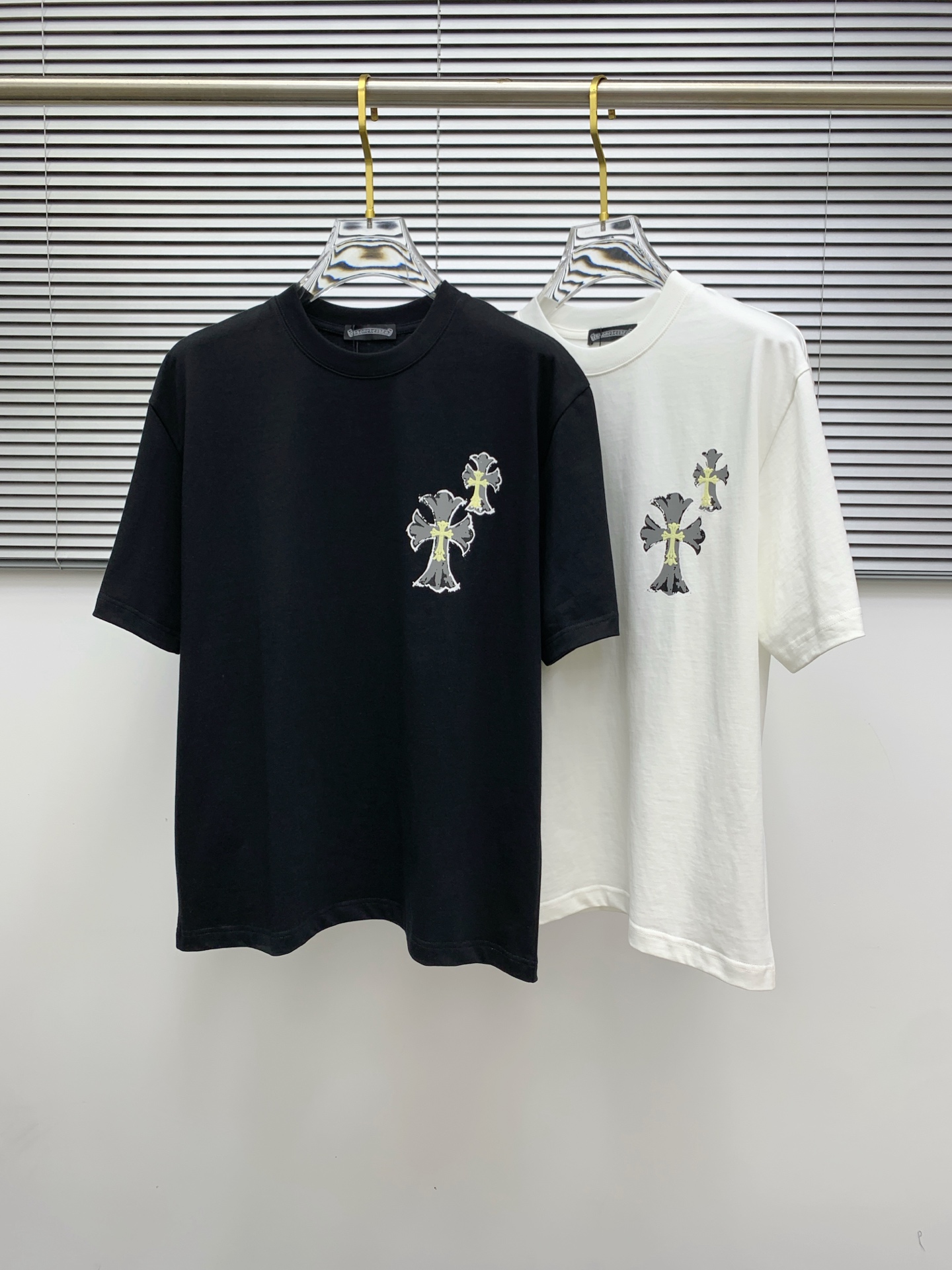 NO:462725,Ss Croxin Pure Cotton’s latest fabric, classic logo, logo, fashionable, simple and trendy short sleeves, the top quality counter original single short sleeves, top-level production craft imported fabrics, unique design of the counter model, using imported high-end customized fabrics. The official website is on sale!  Excellent fabric fit, size..Black and white M-2XL,,chrome hearts,T-shirt,alexander wang19860909ss克罗心纯棉最新面料经典标识图案logo时尚简约潮流短袖,最顶级的品质专柜原单短袖,顶级制作工艺进口面料,专柜款独特设计,采用进口高端订制面料.官网在售！面料版型超赞 码数..黑白色 M-2XL,,chrome hearts,T-shirt,alexander wang,Men's clothing