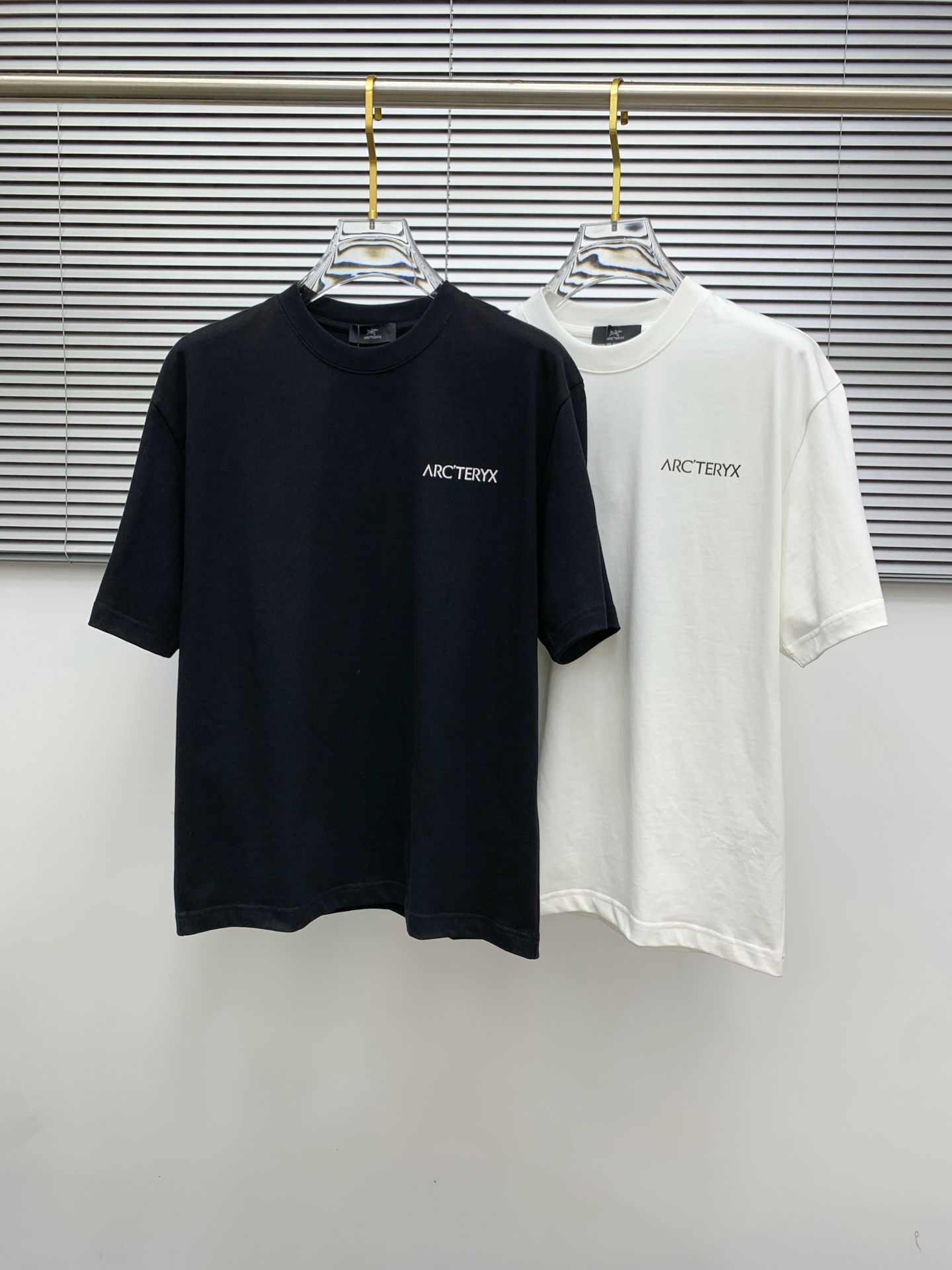 NO:462729,The latest fabric of Ss Archaeoptera pure cotton, classic logo, logo, fashionable, simple and trendy short sleeves, the top quality counter original single short sleeves, the top production process imported fabric, the unique design of the counter model, using imported high-end customized fabrics. The official website is on sale!  Fabric style, size..Black and white M-2XL,arc'teryx,T-shirt,alexander wang19860909ss始祖鸟纯棉最新面料经典标识图案logo时尚简约潮流短袖,最顶级的品质专柜原单短袖,顶级制作工艺进口面料,专柜款独特设计,采用进口高端订制面料.官网在售！面料版型超赞 码数..黑白色 M-2XL,arc'teryx,T-shirt,alexander wang,Men's clothing