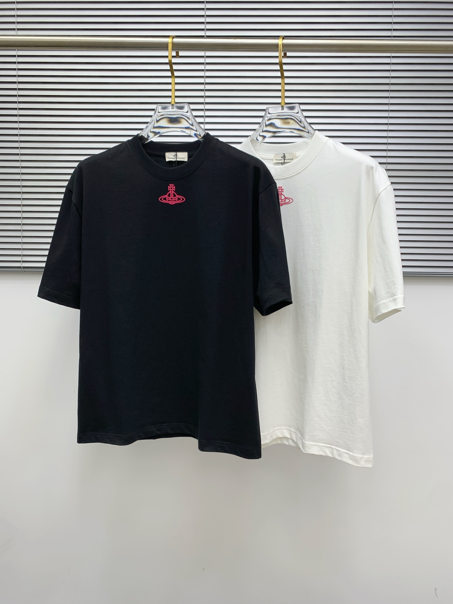 NO:462736,The latest fabric of the Queen Mother of Ss, the classic logo pattern logo, fashionable simple trendy short sleeves, the top quality counter original single short sleeves, the top production process imported fabric, the unique design of the counter model, using imported high-end customized fabrics. The official website is on sale!  Excellent fabric fit, size..Black and white M-2XL,,T-shirt,alexander wang19860909ss西太后纯棉最新面料经典标识图案logo时尚简约潮流短袖,最顶级的品质专柜原单短袖,顶级制作工艺进口面料,专柜款独特设计,采用进口高端订制面料.官网在售！面料版型超赞 码数..黑白色 M-2XL,,T-shirt,alexander wang,Men's clothing