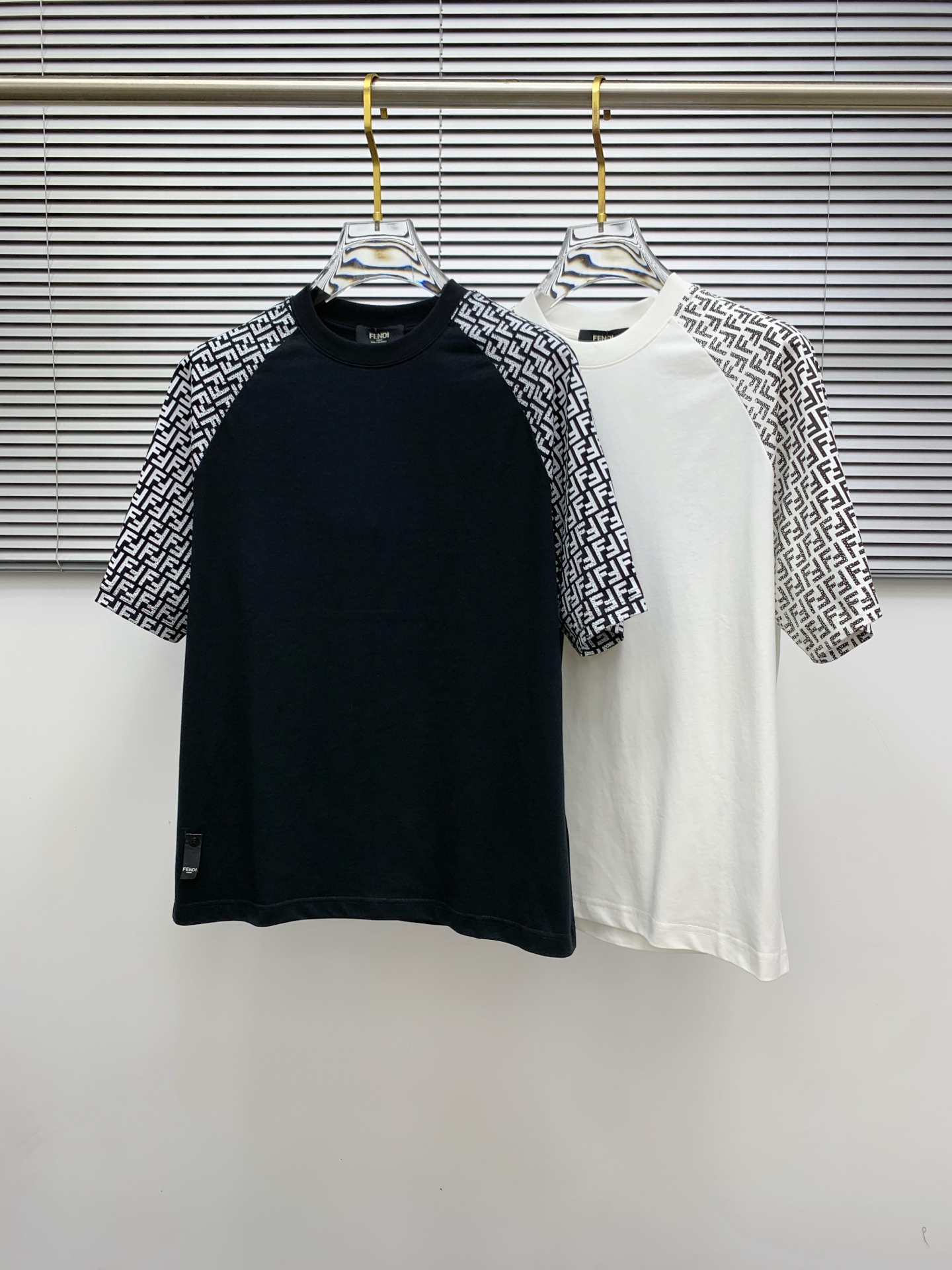 NO:462743,Ss Fendi pure cotton latest fabric classic logo pattern logo fashionable simple trendy short sleeves, the top quality counter original single short sleeves, top production craft imported fabrics, unique design of the counter model, using imported high-end customized fabrics. The official website is on sale!  Excellent fabric pattern, size..Black and white M-2XL,,fendi,T-shirt,alexander wang19860909ss芬迪纯棉最新面料经典标识图案logo时尚简约潮流短袖,最顶级的品质专柜原单短袖,顶级制作工艺进口面料,专柜款独特设计,采用进口高端订制面料.官网在售！面料版型超赞 码数..黑白色 M-2XL,,fendi,T-shirt,alexander wang,Men's clothing