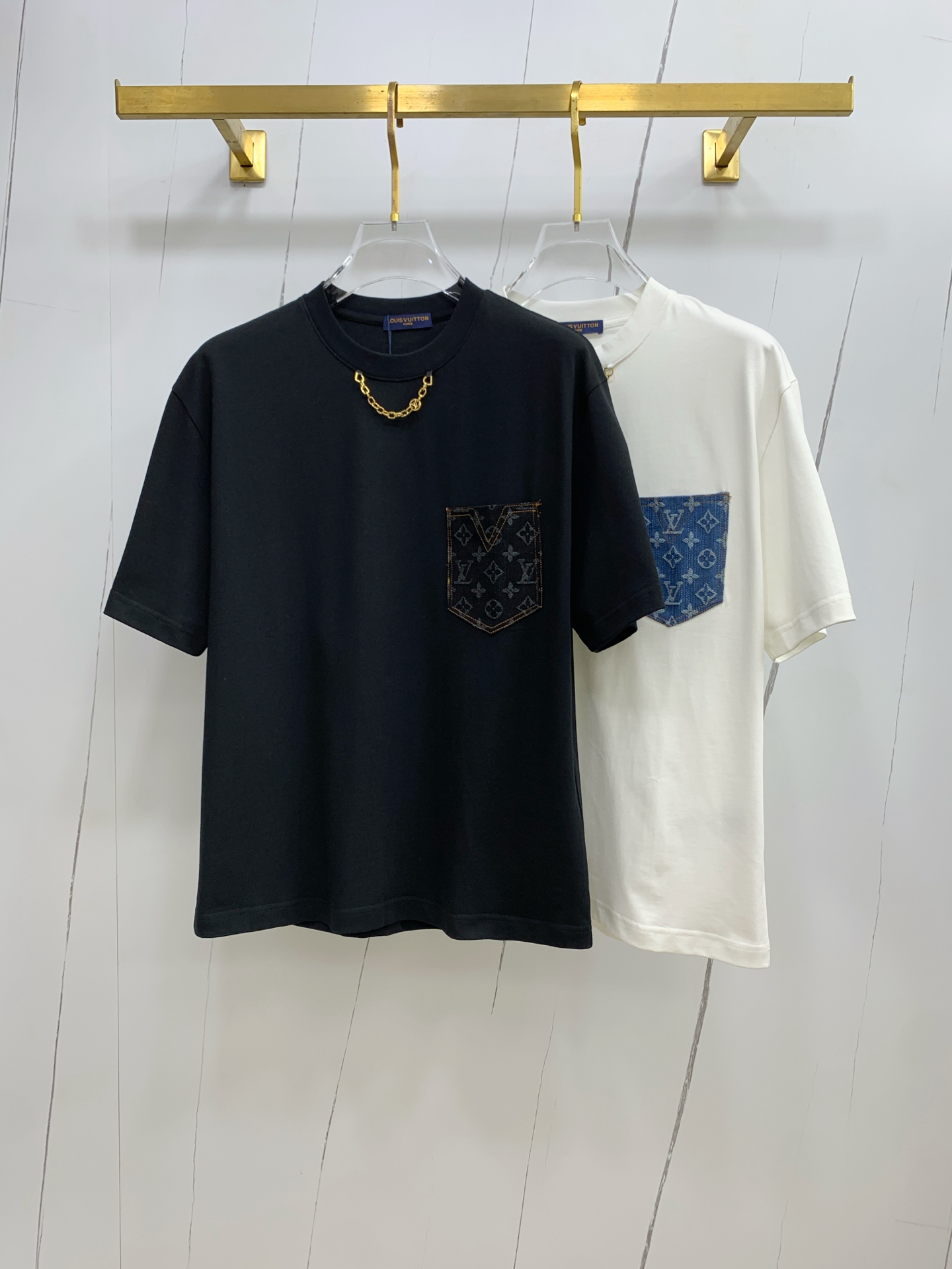 NO:482400,The latest ssLV pure cotton fabric, classic logo, logo, fashionable, simple and trendy short sleeves, the top quality counter original single short sleeves, the top production process imported fabric, the unique design of the counter model, using imported high-end customized fabrics. The official website is on sale!  Fabric style, size..Black and white M-2XL,,louis vuitton,T-shirt,alexander wang19860909ssLV纯棉最新面料经典标识图案logo时尚简约潮流短袖,最顶级的品质专柜原单短袖,顶级制作工艺进口面料,专柜款独特设计,采用进口高端订制面料.官网在售！面料版型超赞 码数..黑白色 M-2XL,,louis vuitton,T-shirt,alexander wang,Men's clothing