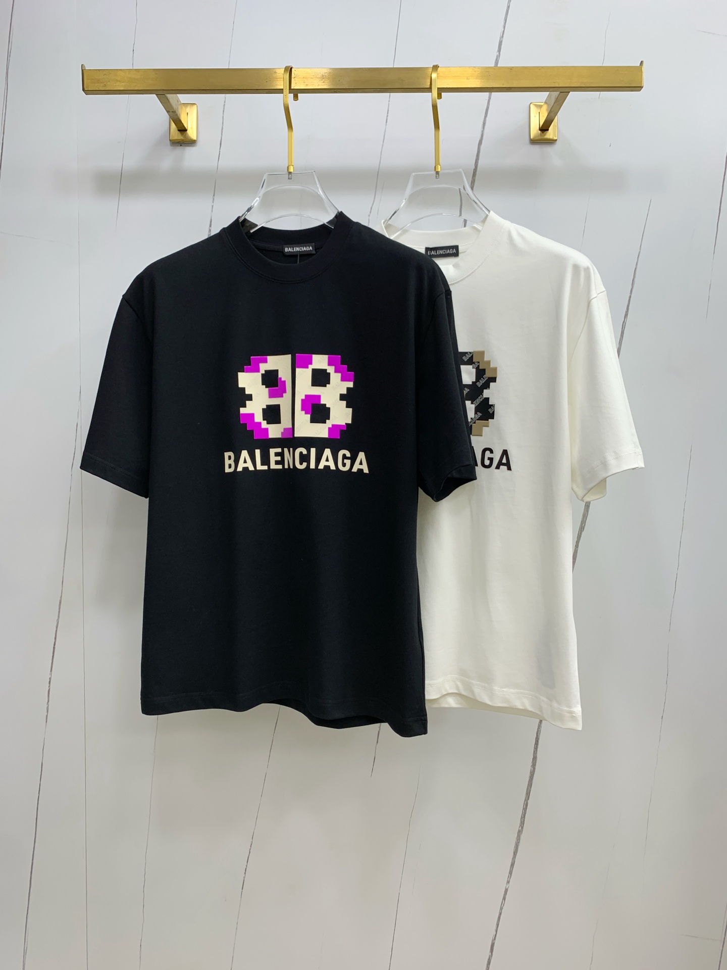 NO:445702,Ss Balenciaga pure cotton latest fabric, classic logo, logo, fashionable, simple and trendy short sleeves, the top quality counter original single short sleeves, top production craft imported fabrics, unique design of the counter model, using imported high-end customized fabrics. The official website is on sale!  Excellent fabric fit, size..Black and white M-2XL,,balenciaga,T-shirt,alexander wang19860909ss巴黎世家纯棉最新面料经典标识图案logo时尚简约潮流短袖,最顶级的品质专柜原单短袖,顶级制作工艺进口面料,专柜款独特设计,采用进口高端订制面料.官网在售！面料版型超赞 码数..黑白色 M-2XL,,balenciaga,T-shirt,alexander wang,Men's clothing