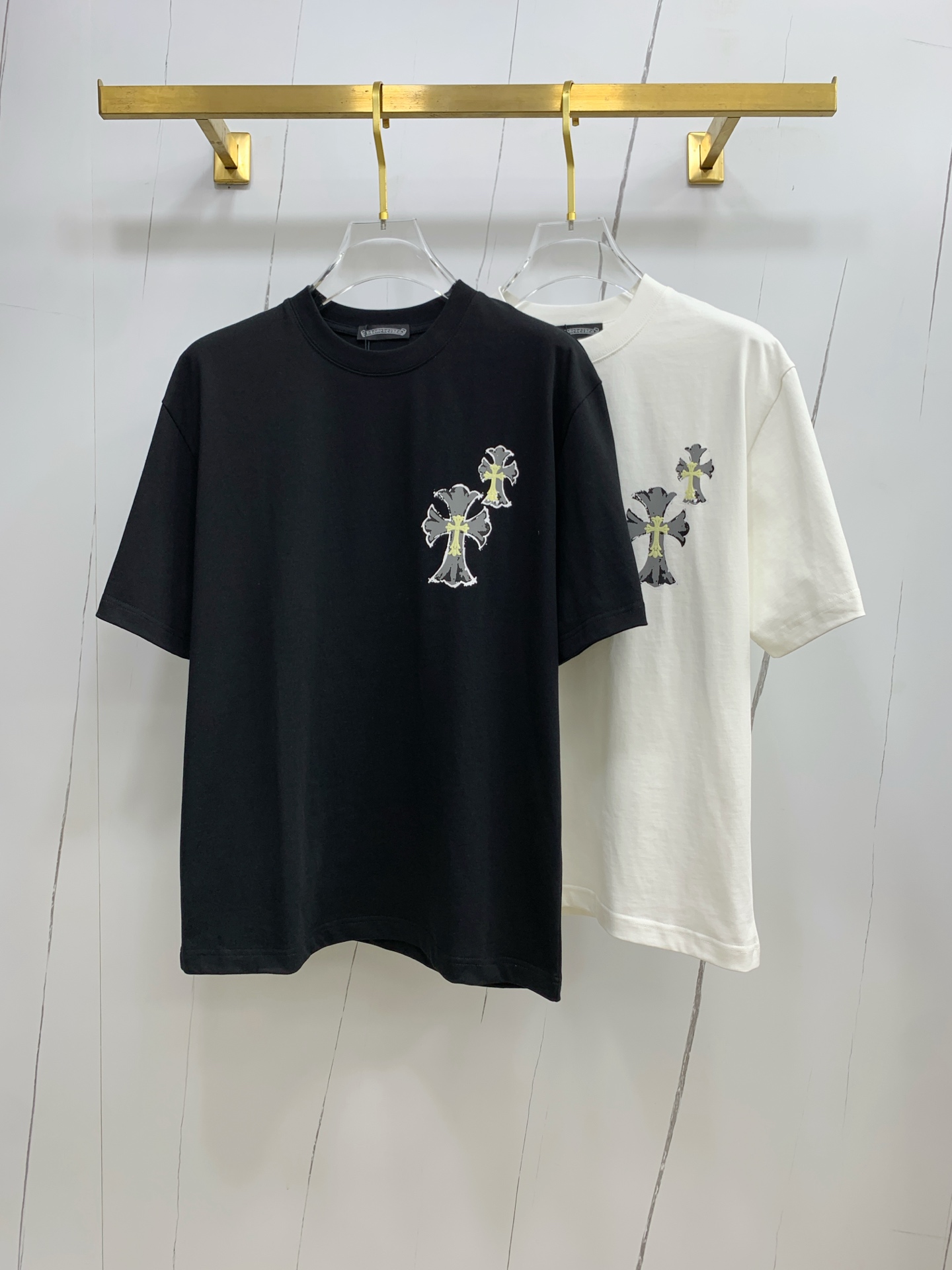 NO:445708,Ss Croxin Pure Cotton’s latest fabric, classic logo, logo, fashionable, simple and trendy short sleeves, the top quality counter original single short sleeves, top-level production craft imported fabrics, unique design of the counter model, using imported high-end customized fabrics. The official website is on sale!  Excellent fabric fit, size..Black and white M-2XL,,chrome hearts,T-shirt,alexander wang19860909ss克罗心纯棉最新面料经典标识图案logo时尚简约潮流短袖,最顶级的品质专柜原单短袖,顶级制作工艺进口面料,专柜款独特设计,采用进口高端订制面料.官网在售！面料版型超赞 码数..黑白色 M-2XL,,chrome hearts,T-shirt,alexander wang,Men's clothing