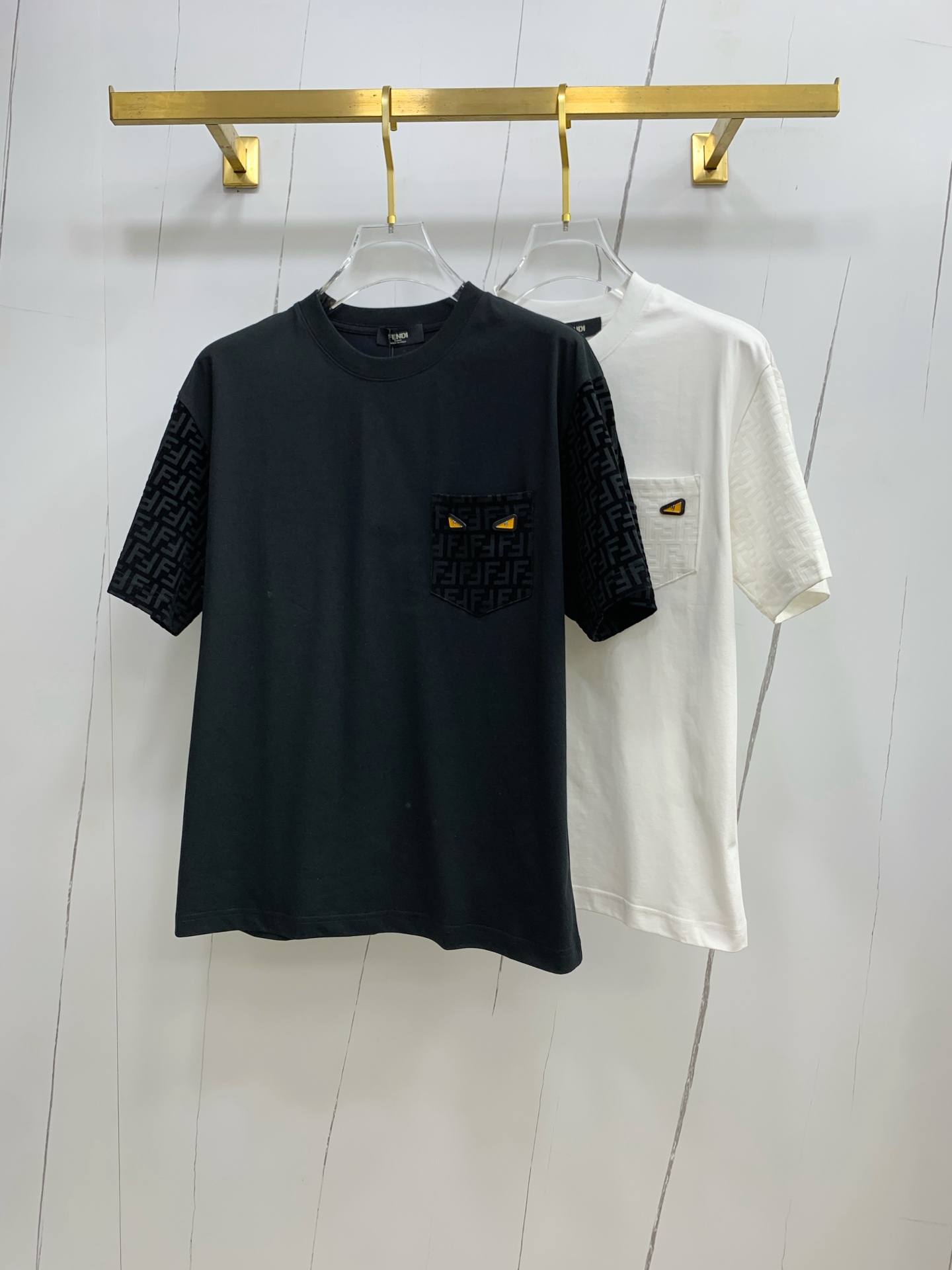 NO:482407,Ss Fendi pure cotton latest fabric classic logo pattern logo fashionable simple trendy short sleeves, the top quality counter original single short sleeves, top production craft imported fabrics, unique design of the counter model, using imported high-end customized fabrics. The official website is on sale!  Excellent fabric pattern, size..Black and white M-3XL,,fendi,T-shirt,alexander wang19860909ss芬迪纯棉最新面料经典标识图案logo时尚简约潮流短袖,最顶级的品质专柜原单短袖,顶级制作工艺进口面料,专柜款独特设计,采用进口高端订制面料.官网在售！面料版型超赞 码数..黑白色 M-3XL,,fendi,T-shirt,alexander wang,Men's clothing