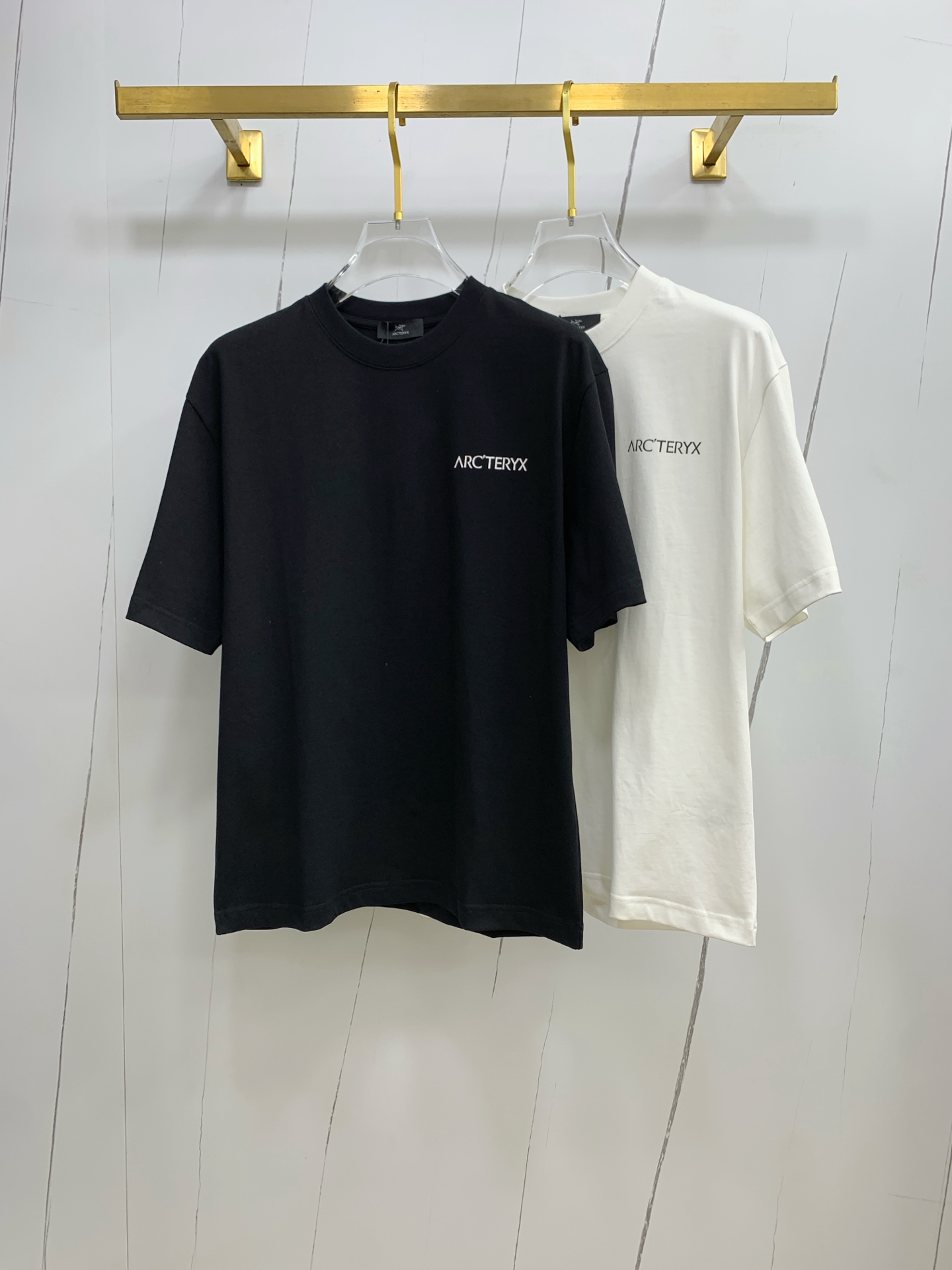 NO:482412,The latest fabric of Ss Archaeoptera pure cotton, classic logo, logo, fashionable, simple and trendy short sleeves, the top quality counter original single short sleeves, the top production process imported fabric, the unique design of the counter model, using imported high-end customized fabrics. The official website is on sale!  Fabric style, size..Black and white M-2XL,arc'teryx,T-shirt,alexander wang19860909ss始祖鸟纯棉最新面料经典标识图案logo时尚简约潮流短袖,最顶级的品质专柜原单短袖,顶级制作工艺进口面料,专柜款独特设计,采用进口高端订制面料.官网在售！面料版型超赞 码数..黑白色 M-2XL,arc'teryx,T-shirt,alexander wang,Men's clothing