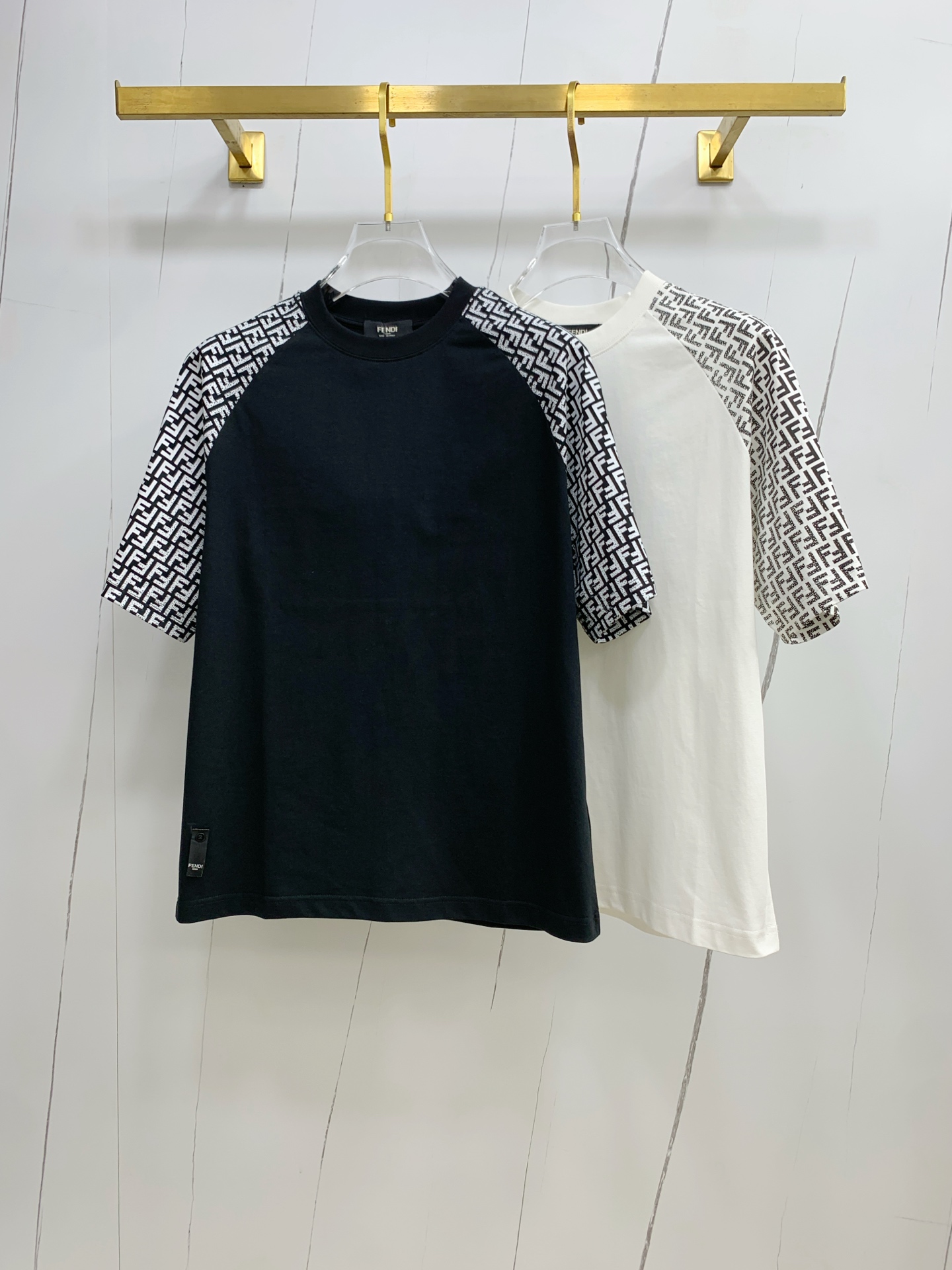 NO:482417,Ss Fendi pure cotton latest fabric classic logo pattern logo fashionable simple trendy short sleeves, the top quality counter original single short sleeves, top production craft imported fabrics, unique design of the counter model, using imported high-end customized fabrics. The official website is on sale!  Excellent fabric pattern, size..Black and white M-2XL,,fendi,T-shirt,alexander wang19860909ss芬迪纯棉最新面料经典标识图案logo时尚简约潮流短袖,最顶级的品质专柜原单短袖,顶级制作工艺进口面料,专柜款独特设计,采用进口高端订制面料.官网在售！面料版型超赞 码数..黑白色 M-2XL,,fendi,T-shirt,alexander wang,Men's clothing