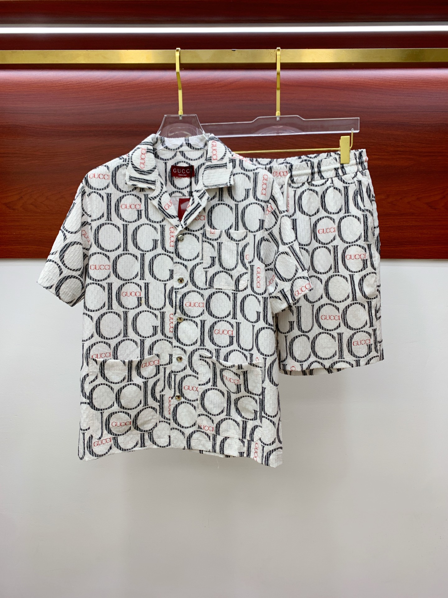 NO:473943,The latest fashion designer Gucci short-sleeved cardigan set in 2025 is mainly recommended. The details show the high-end structural tailoring design changes to show the diverse image changes of men, which are slim and neat, and tailoring, satisfying the popular multi-layered outfits and versatile styles of life!  Number of codes 48-56 H2025 new model first release, gucci, gucci, T-shirt, alexander wang19860909主推 Gucci 早春款2025最新款时尚设计师款古驰短袖批领开衫套装,处处细节显工艺足够的高级结构性剪裁的设计改变来展现男士多样的形象变化,修身利落、剪裁合体,满足时下正流行的多层次穿搭,生活百搭款式！ 码数48-56 H2025新款首发,,gucci,gucci,T-shirt,alexander wang,Men's clothing