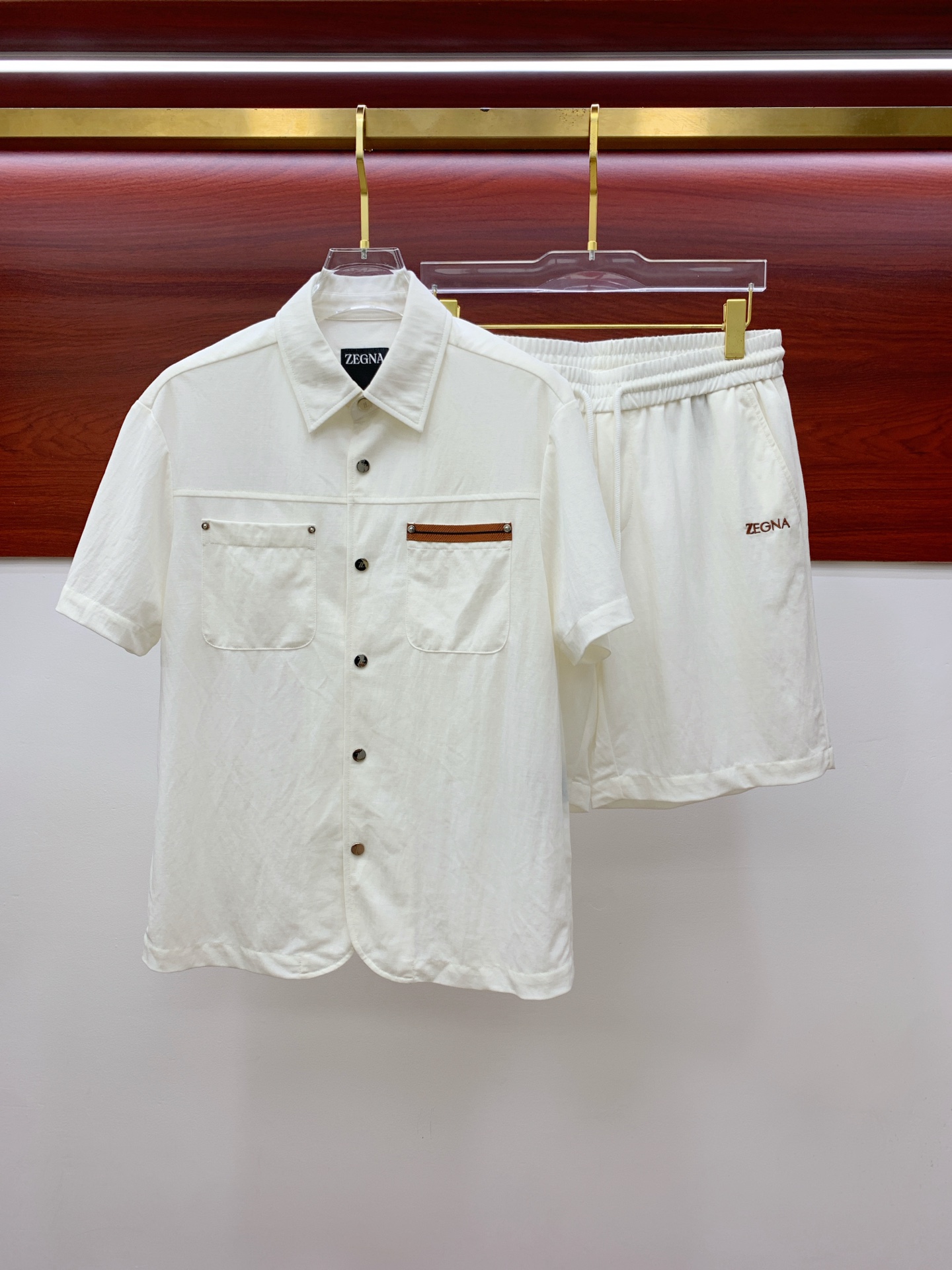 NO:473934,Jenia, 25 customized fabric short-sleeved shirt + shorts suit. The young and fashionable reveals temperament and the concept of fashion is the summer short-sleeved shirt, classic embroidered letter logo, classic presbyterian elements and classic back embellishment, the recognition is self-evident. Even if you wear it alone, you are very good at wearing it. The shirts and shorts are straight and loose cut styles, which are not picky at all. Both men and women can easily control it, and they have their own characteristics. Customized fabrics are very silky, delicate and breathable, and they are more comfortable to wear. They feel and texture of the upper body. They are very outstanding when worn casually, and the same style for men and women!  48-56 (please report height and weight by placing an order), zegna, shorts,shirts,T-shirt,alexander wang19860909杰尼亚、25定制面料短袖衬衫+短裤套装.年轻时髦中透露出气质,时尚的概念,当属夏季短袖衬衫力推,经典刺绣字母logo,经典老花元素以及后背经典反表点缀,辨识度不言而喻,时髦休闲范哪怕是单独搭配单穿,都是穿出去非常能打的款. 衬衫以及短裤都是直筒宽松的裁剪版型,一点也不挑身形,男女都能轻松驾驭,足够有自己的特色,客供定制的面料,丝滑感十足,细腻透气,穿着更加舒适,手感和上身的质感都很佳,随便穿穿就很出众的款,男女同款！48-56（下单请报身高体重）,,zegna,shorts,shirts,T-shirt,alexander wang,Men's clothing