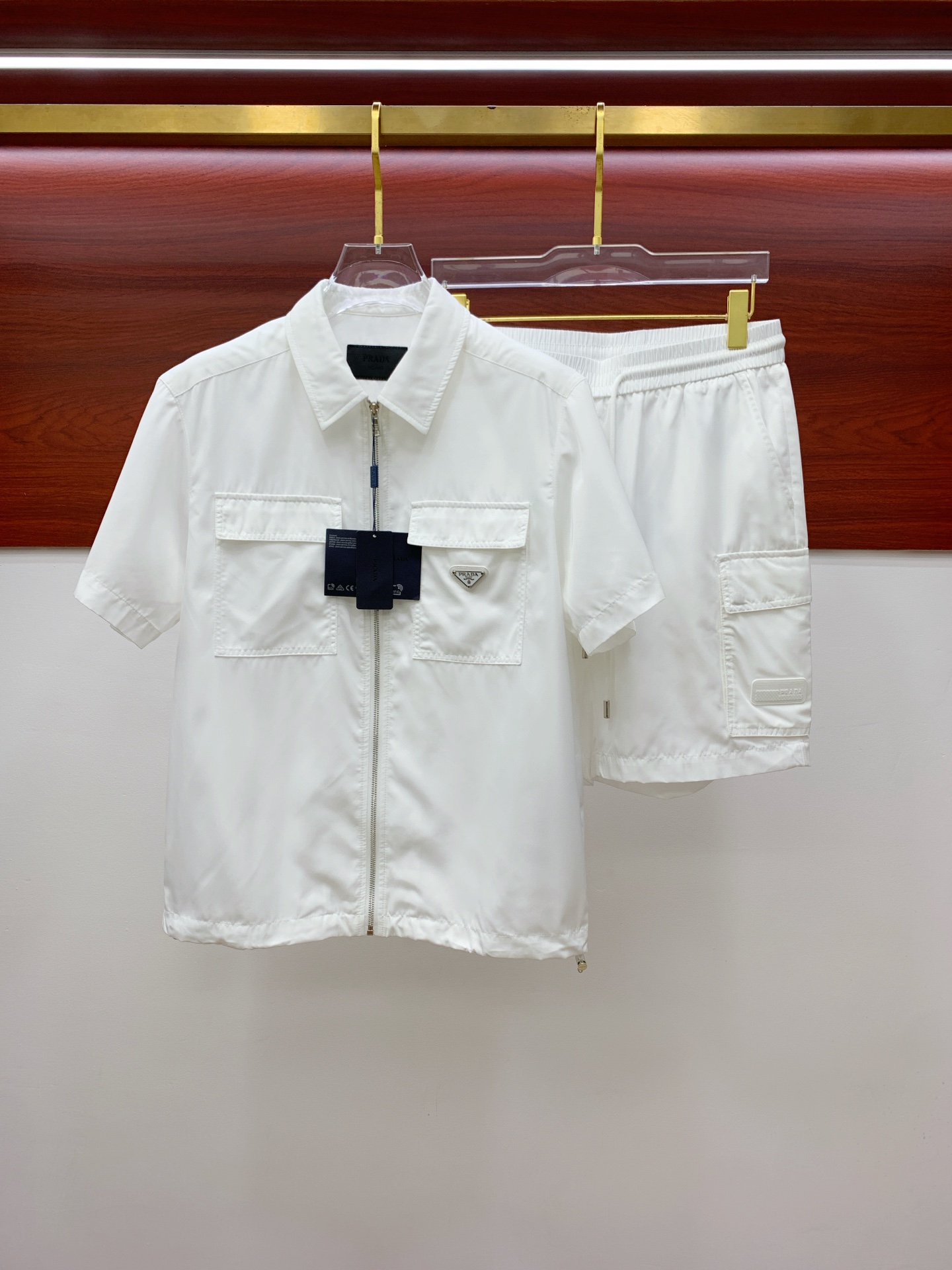 NO:459118,Prad Pula, 2025ss summer clothing new casual suit for men's sports short-sleeved T-shirt + shorts suit. Very design-like, spot texture is invincible, woven quick-drying fabric feels soft, the upper body contour is three-dimensional, not too soft, in terms of workmanship details, loose style design, customized original fiber anti-wrinkle fabric!  The neat tailoring and deconstructive design make the simple style with high practical wear a benchmark for fashion!  Highly recommended, keep your own version!  48-56 (model 173, 143 catties upper body 50 sizes), prada, prada, shorts, T-shirt, tees, t-shirt, alexander wang19860909Prad普拉、2025ss夏装新品休闲套装男士运动短袖t恤+短裤套装.非常有设计感,现货质感无敌,梭织速干面料手感柔软,上身轮廓立体,不会过于柔软,做工细节方面,宽松版型设计,定制原版纤维抗皱面料！利落的剪裁和解构主义的设计,让高实穿度的简约风格成为时尚标杆！强烈推荐,自留款！48-56（模特173,143斤上身50码）,,prada,prada,shorts,T-shirt,tees，t-shirt,alexander wang,Men's clothing