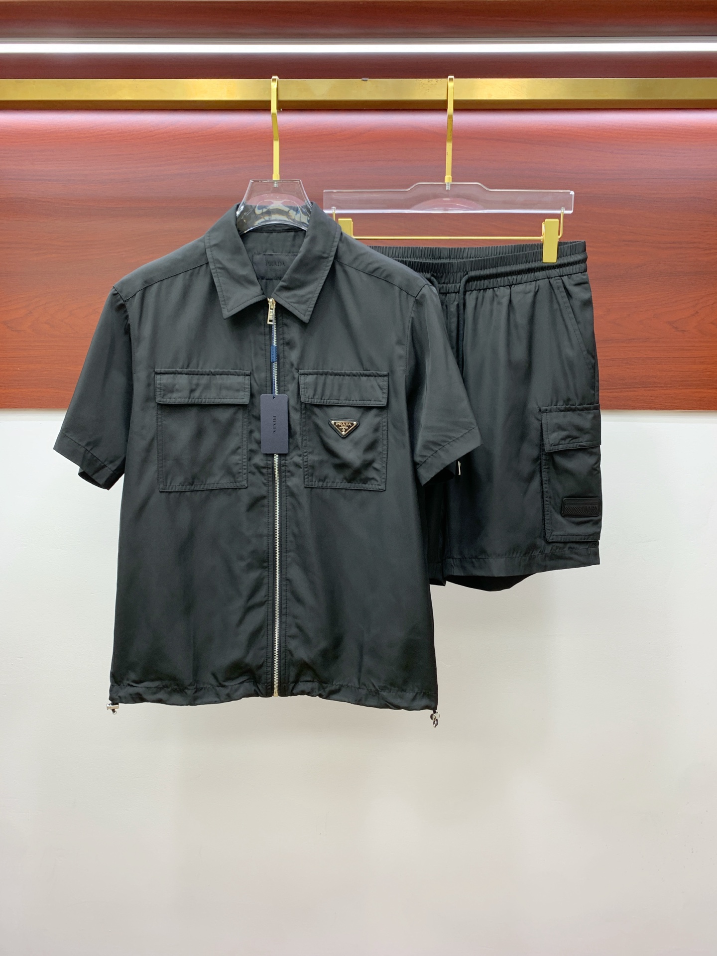 NO:473948,Prad Pula, 2025ss summer clothing new casual suit for men's sports short-sleeved T-shirt + shorts suit. Very design-like, spot texture is invincible, woven quick-drying fabric feels soft, the upper body contour is three-dimensional, not too soft, in terms of workmanship details, loose style design, customized original fiber anti-wrinkle fabric!  The neat tailoring and deconstructive design make the simple style with high practical wear a benchmark for fashion!  Highly recommended, keep your own version!  48-56 (model 173, 143 catties upper body 50 sizes), prada, prada, shorts, T-shirt, tees, t-shirt, alexander wang19860909Prad普拉、2025ss夏装新品休闲套装男士运动短袖t恤+短裤套装.非常有设计感,现货质感无敌,梭织速干面料手感柔软,上身轮廓立体,不会过于柔软,做工细节方面,宽松版型设计,定制原版纤维抗皱面料！利落的剪裁和解构主义的设计,让高实穿度的简约风格成为时尚标杆！强烈推荐,自留款！48-56（模特173,143斤上身50码）,,prada,prada,shorts,T-shirt,tees，t-shirt,alexander wang,Men's clothing