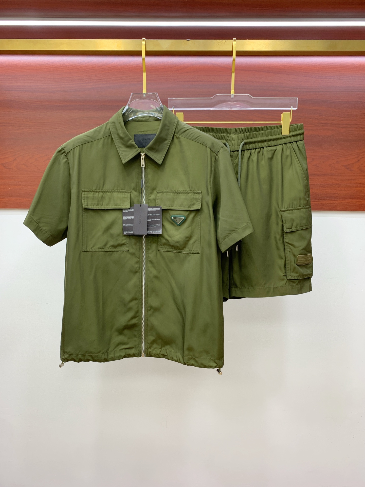 NO:426562,Prad Pula, 2025ss summer clothing new casual suit for men's sports short-sleeved T-shirt + shorts suit. Very design-like, spot texture is invincible, woven quick-drying fabric feels soft, the upper body contour is three-dimensional, not too soft, in terms of workmanship details, loose style design, customized original fiber anti-wrinkle fabric!  The neat tailoring and deconstructive design make the simple style with high practical wear a benchmark for fashion!  Highly recommended, keep your own version!  48-56 (model 173, 143 catties upper body 50 sizes), prada, prada, shorts, T-shirt, tees, t-shirt, alexander wang19860909Prad普拉、2025ss夏装新品休闲套装男士运动短袖t恤+短裤套装.非常有设计感,现货质感无敌,梭织速干面料手感柔软,上身轮廓立体,不会过于柔软,做工细节方面,宽松版型设计,定制原版纤维抗皱面料！利落的剪裁和解构主义的设计,让高实穿度的简约风格成为时尚标杆！强烈推荐,自留款！48-56（模特173,143斤上身50码）,,prada,prada,shorts,T-shirt,tees，t-shirt,alexander wang,Men's clothing