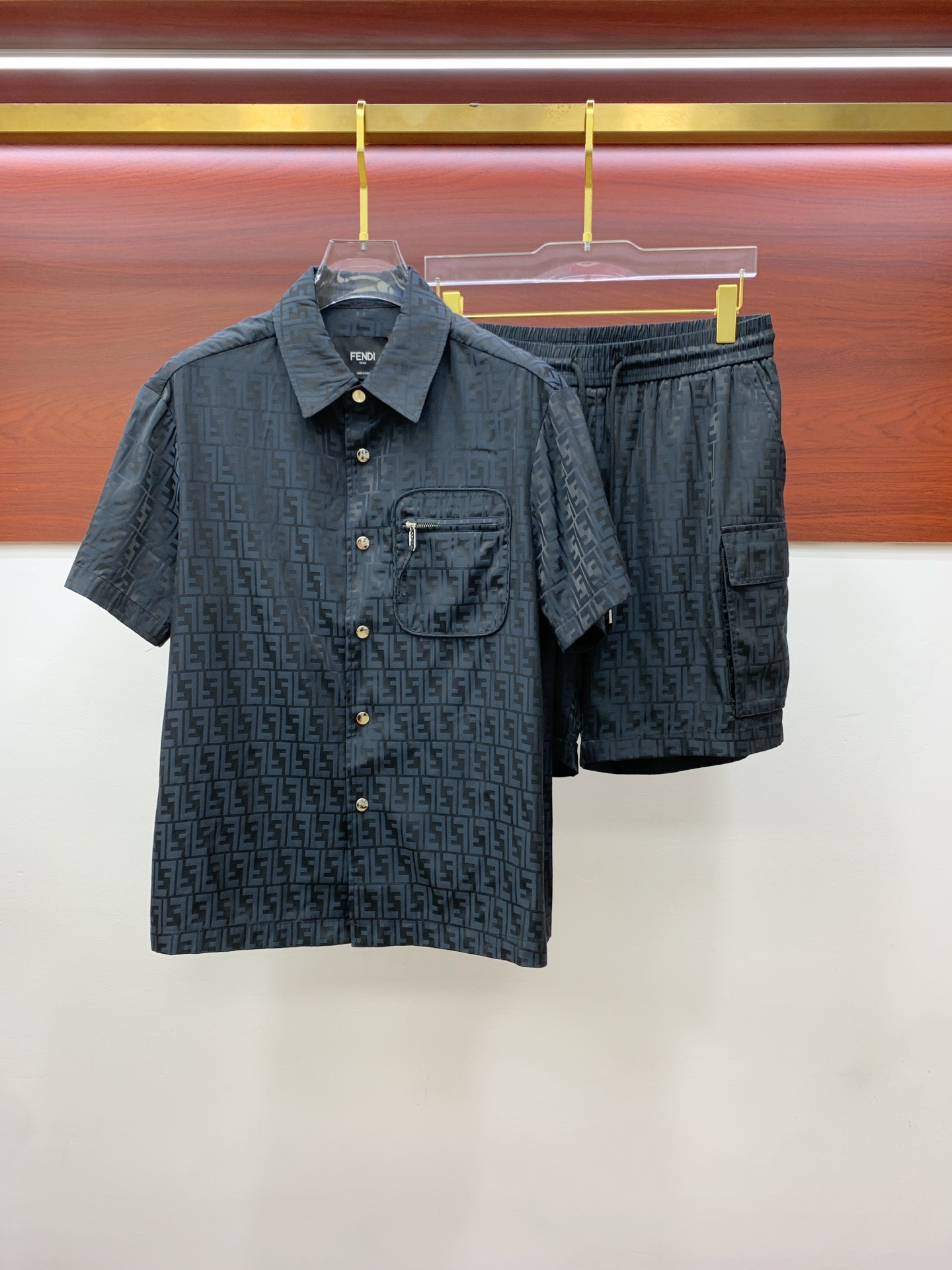 NO:426556,Fendi, 25 men's letter-full short-sleeved shirt + shorts suit. The latest presbyterian elements relief jacquard short-sleeved casual sports suit, young and fashionable reveals temperament and fashion concept, which is the summer short-sleeved shirt push, classic white + presbyterian letter pattern full-print design, classic presbyterian elements and classic back embellishment, the recognition is self-evident. Even if you wear it alone, you are very good at wearing it. Shirts and shorts are straight and loose cut styles, not picky at all. Both men and women can easily control it, and they have their own characteristics. Customized fabrics are very silky, delicate and breathable, and they are more comfortable to wear. The feel and texture of the upper body are excellent. They are very outstanding when worn casually, and the same style for men and women!  48-56 (please report height and weight by placing an order), fendi,fendi, shorts,shirts,T-shirt,alexander wang19860909Fendi芬迪、25男装字母满印短袖衬衫+短裤套装.最新老花元素浮雕提提花短袖休闲运动套装 ,年轻时髦中透露出气质,时尚的概念,当属夏季短袖衬衫力推,经典白+老花字母图案满印设计,经典老花元素以及后背经典反表点缀,辨识度不言而喻,时髦休闲范哪怕是单独搭配单穿,都是穿出去非常能打的款. 衬衫以及短裤都是直筒宽松的裁剪版型,一点也不挑身形,男女都能轻松驾驭,足够有自己的特色,客供定制的面料,丝滑感十足,细腻透气,穿着更加舒适,手感和上身的质感都很佳,随便穿穿就很出众的款,男女同款！48-56（下单请报身高体重）,,fendi,fendi,shorts,shirts,T-shirt,alexander wang,Men's clothing