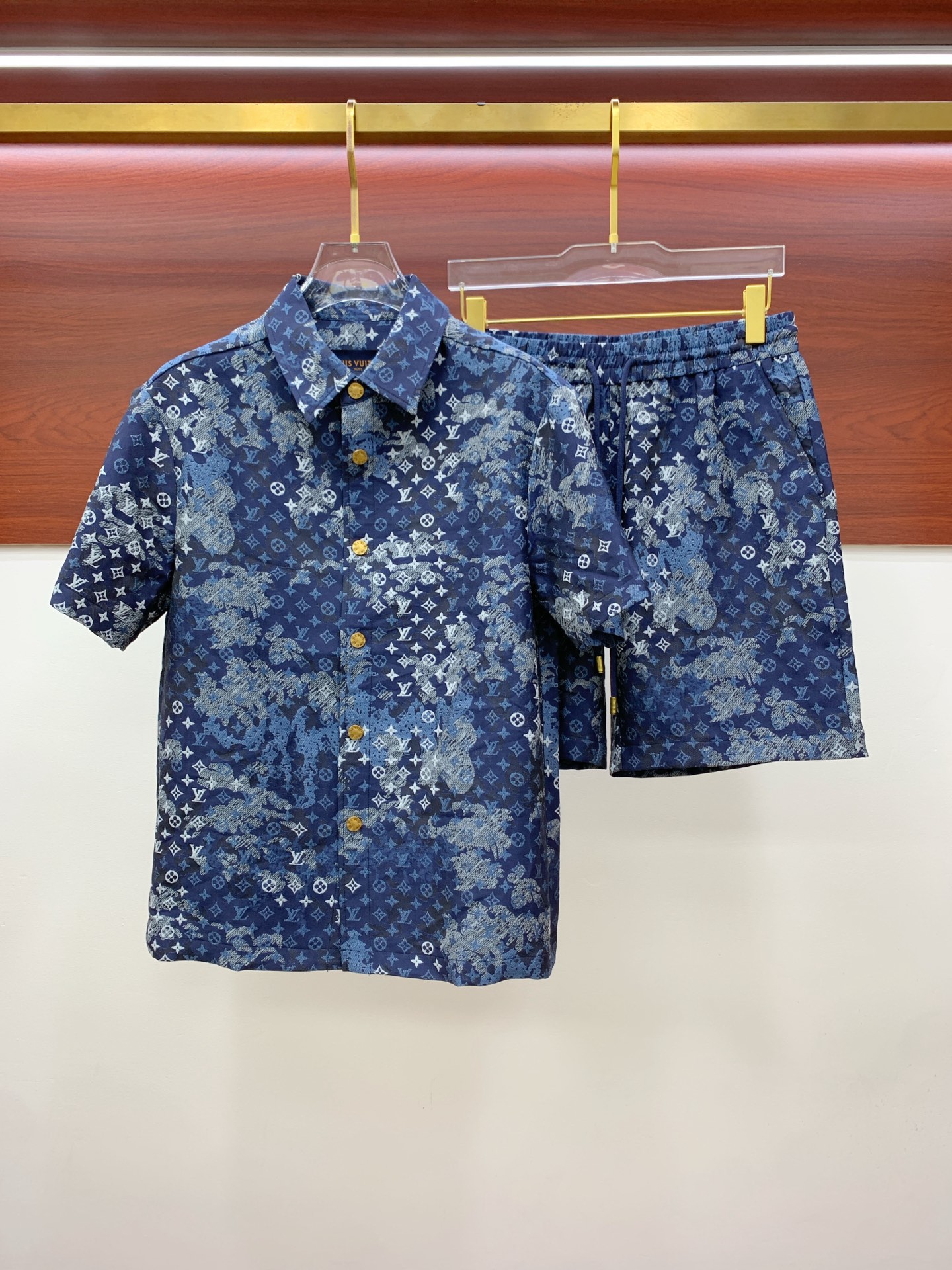 NO:426550,1v Vuitton, 2025 spring and summer new men's jungle camouflage mosaic denim short-sleeved shirt + shorts suit (one set cannot be sold without disassembly), imported yb fabric, with wide texture and smooth feel, using smooth texture to build elegant and sporty silhouette, pixel effect printing of mosaic texture reshapes classic patterns, Louis Vuitton sign logo on the chest, dark and light contrasting color mosaic plaid jacquard texture texture high-end and fashionable, double pockets on the chest embellish the overall shape jacquard letters highlight the brand tone, and artwork that cannot be copied. 48-56 (model 173, 143 catties upper body 50 sizes),,louis vuitton, shorts,shirts,T-shirt,alexander wang198609091v威登、2025春夏新品男装丛林迷彩马赛克牛仔短袖衬衫+短裤套装（一套不可拆卖）,进口yb面料,质感挺阔,手感顺滑,采用顺滑质感构筑雅致运动廓形,马赛克纹理的像素效果印花重塑经典图案,胸前路易威登标牌标识,深浅撞色马赛克格子提花肌理质感高级时髦,胸前双口袋点缀整体造型提花字母凸显品牌调性,不可复制的艺术品.48-56（模特173,143斤上身50码）,,louis vuitton,shorts,shirts,T-shirt,alexander wang,Men's clothing