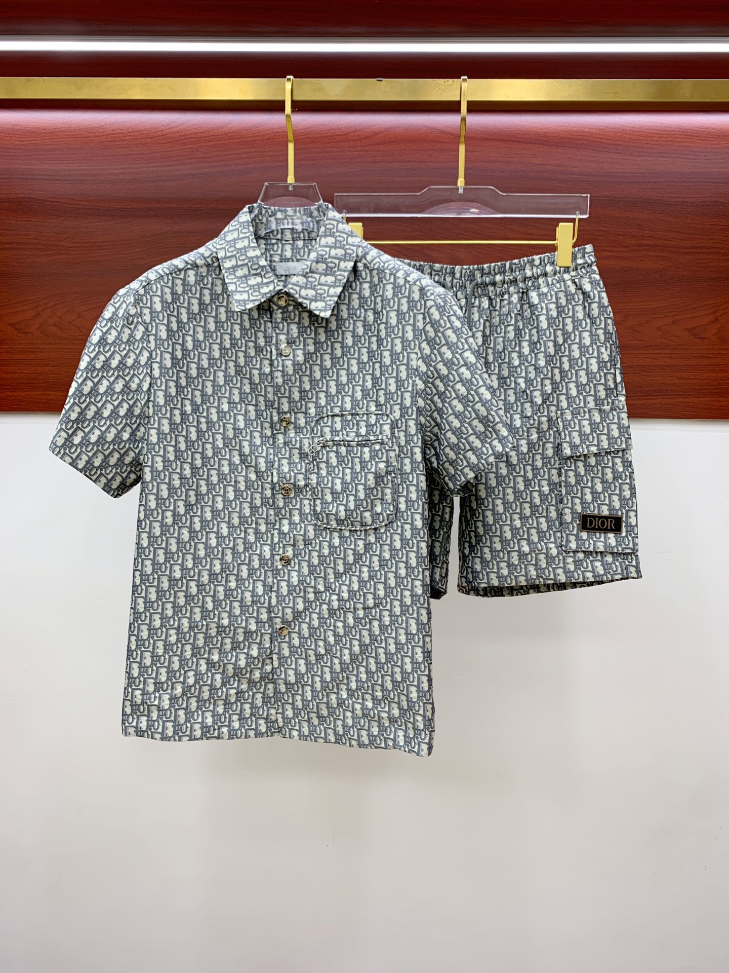NO:426548,Dior, 25 new twill button-closing comfortable short-sleeved shirt + shorts suit. Decorated with the iconic blue DiorOblique pattern. The item is made of silk twill, and the hem is decorated with a contrasting 'CHRISTIAN DIOR' logo, and the front is decorated with buttons and two pockets. This light and exquisite short-sleeved style can be matched with matching shorts or pants to make the look more perfect. The hem is decorated with contrasting CHRISTIAN DIOR logo beaded details, and the front button is 48-56 (please report height and weight if you place an order), dior, dior, shorts, shirts, T-shirt, real silk, alexander wang19860909Dior迪奥、25新品斜纹布纽扣开合舒适短袖衬衫+短裤套装.饰有标志性的蓝色DiorOblique图案.单品采用真丝斜纹布制成,下摆饰有对比鲜明的“CHRISTIAN DIOR”标志,正面饰有纽扣和两个口袋.这种轻盈精致的短袖款式可以搭配配套的短裤或裤子,使造型更加完美.下摆饰以撞色CHRISTIAN DIOR标志串珠细节,正面纽扣开合 48-56（下单请报身高体重）,,dior,dior,shorts,shirts,T-shirt,real silk,alexander wang,Men's clothing