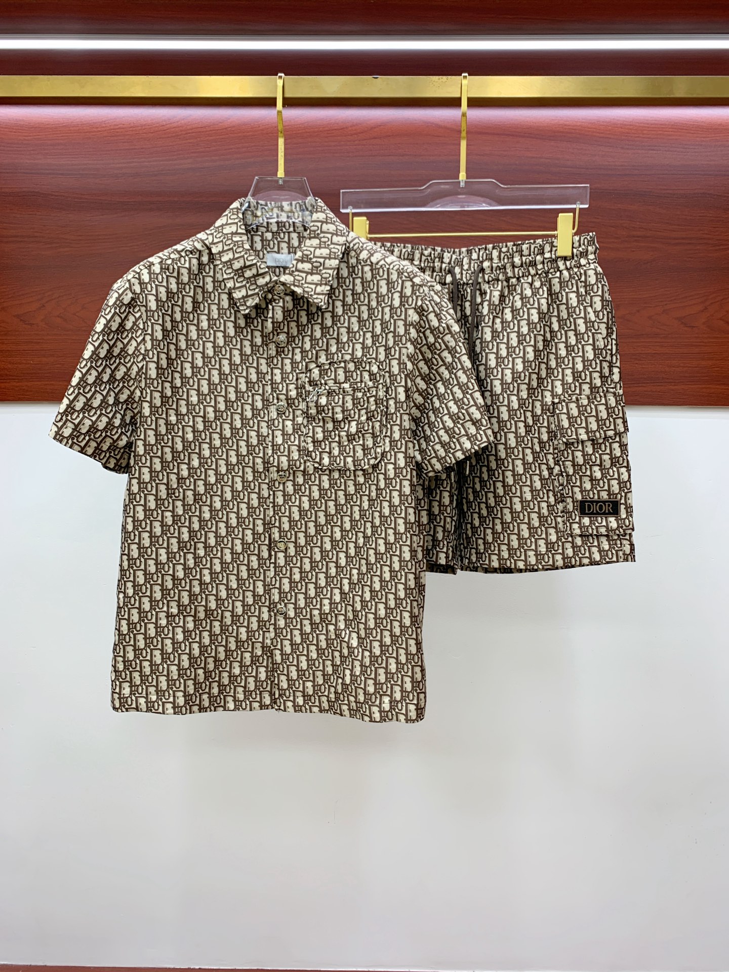 NO:473925,Dior, 25 new twill button-closing comfortable short-sleeved shirt + shorts suit. Decorated with the iconic blue DiorOblique pattern. The item is made of silk twill, and the hem is decorated with a contrasting 'CHRISTIAN DIOR' logo, and the front is decorated with buttons and two pockets. This light and exquisite short-sleeved style can be matched with matching shorts or pants to make the look more perfect. The hem is decorated with contrasting CHRISTIAN DIOR logo beaded details, and the front button is 48-56 (please report height and weight if you place an order), dior, dior, shorts, shirts, T-shirt, real silk, alexander wang19860909Dior迪奥、25新品斜纹布纽扣开合舒适短袖衬衫+短裤套装.饰有标志性的蓝色DiorOblique图案.单品采用真丝斜纹布制成,下摆饰有对比鲜明的“CHRISTIAN DIOR”标志,正面饰有纽扣和两个口袋.这种轻盈精致的短袖款式可以搭配配套的短裤或裤子,使造型更加完美.下摆饰以撞色CHRISTIAN DIOR标志串珠细节,正面纽扣开合 48-56（下单请报身高体重）,,dior,dior,shorts,shirts,T-shirt,real silk,alexander wang,Men's clothing