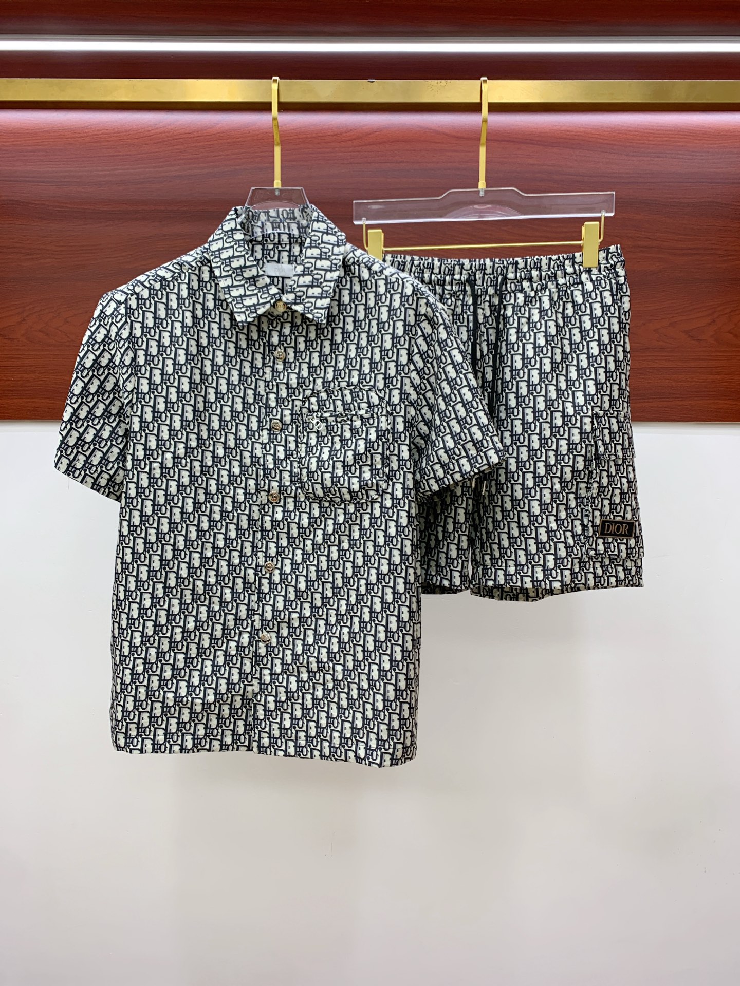 NO:462056,Dior, 25 new twill button-closing comfortable short-sleeved shirt + shorts suit. Decorated with the iconic blue DiorOblique pattern. The item is made of silk twill, and the hem is decorated with a contrasting 'CHRISTIAN DIOR' logo, and the front is decorated with buttons and two pockets. This light and exquisite short-sleeved style can be matched with matching shorts or pants to make the look more perfect. The hem is decorated with contrasting CHRISTIAN DIOR logo beaded details, and the front button is 48-56 (please report height and weight if you place an order), dior, dior, shorts, shirts, T-shirt, real silk, alexander wang19860909Dior迪奥、25新品斜纹布纽扣开合舒适短袖衬衫+短裤套装.饰有标志性的蓝色DiorOblique图案.单品采用真丝斜纹布制成,下摆饰有对比鲜明的“CHRISTIAN DIOR”标志,正面饰有纽扣和两个口袋.这种轻盈精致的短袖款式可以搭配配套的短裤或裤子,使造型更加完美.下摆饰以撞色CHRISTIAN DIOR标志串珠细节,正面纽扣开合 48-56（下单请报身高体重）,,dior,dior,shorts,shirts,T-shirt,real silk,alexander wang,Men's clothing