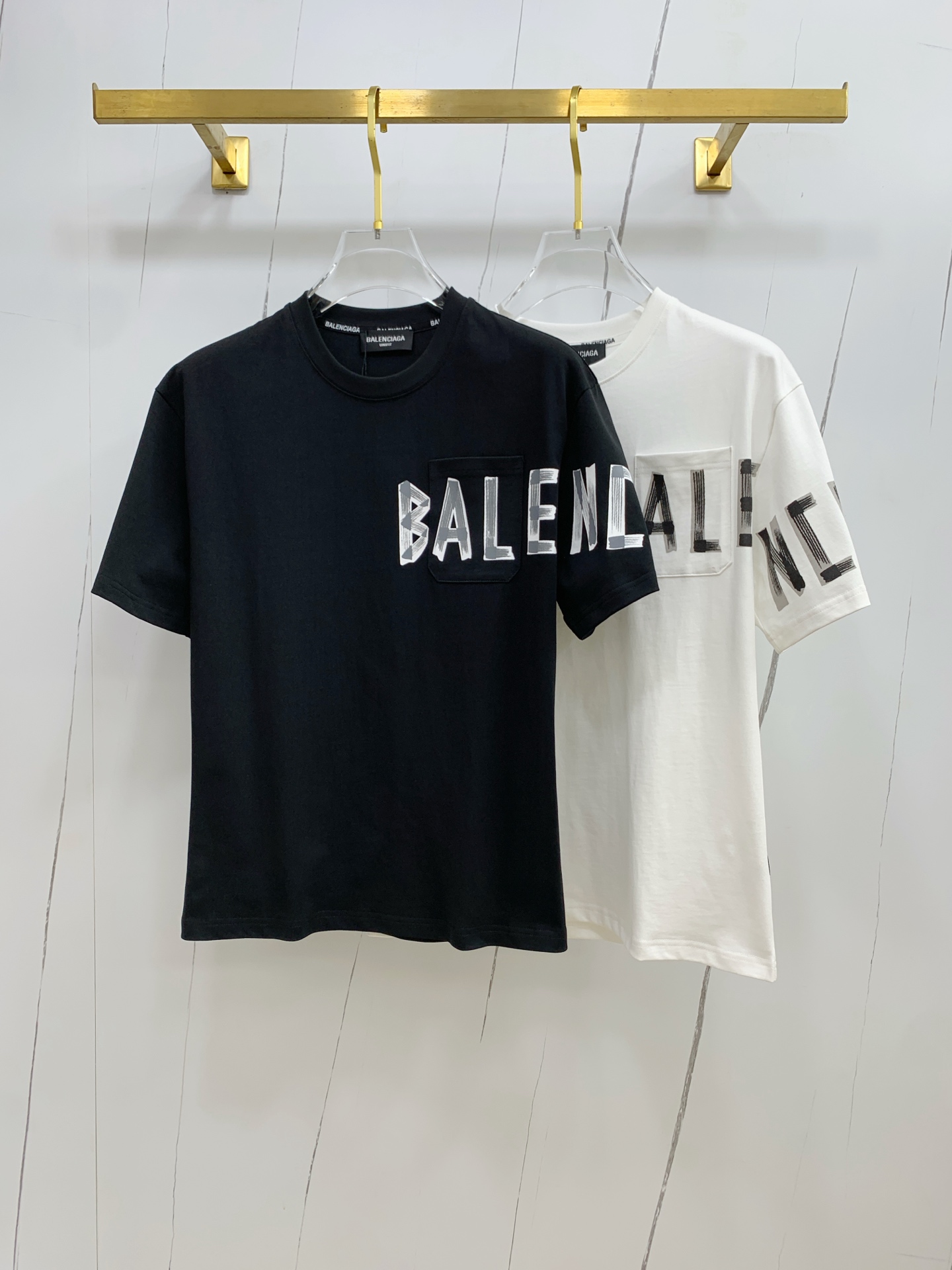 NO:426488,Balenciaga 2025 summer new short-sleeved T-shirt, the personalized art series exclusively released on the entire network. The versatile details are perfectly processed and pure cotton fabric is very exquisite. Original fabric. The same high-quality and comfortable hand feels very fashionable and personalized. A super versatile and beautiful style for men and women. The same color is black and white. M-3XL, balenciaga, T-shirt,tees, t-shirt,alexander wang19860909巴黎世家2025夏季新款短袖T恤,个性艺术系列全网独家首发 百搭款细节处理完美纯棉面料十分精致 原版面料 网红明星同款高版本 高品质手感非常舒服 时尚又个性 超级百搭好看的一款男女同款颜色黑、白 码数M-3XL,,balenciaga,T-shirt,tees，t-shirt,alexander wang,Men's clothing