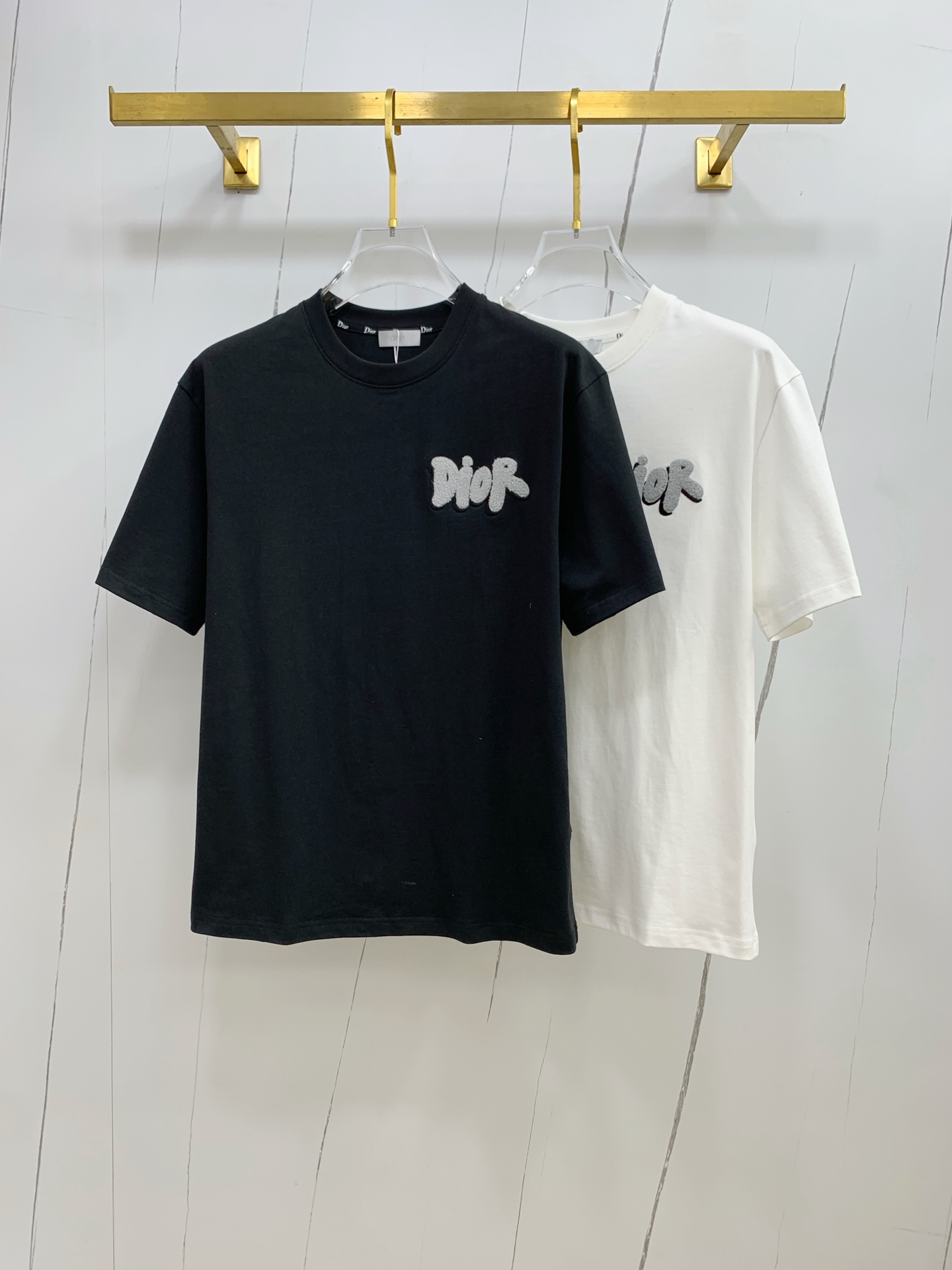 NO:426494,Dior 2025 summer new short-sleeved T-shirt, the personalized art series exclusively released on the entire network. The versatile details are perfectly processed and pure cotton fabric is very exquisite. Original fabric. The same high-quality and comfortable hand feels very fashionable and personalized. A super versatile and beautiful style for men and women. The same color is black and white. Number M-3XL, dior, T-shirt,tees, t-shirt,alexander wang19860909迪奥2025夏季新款短袖T恤,个性艺术系列全网独家首发 百搭款细节处理完美纯棉面料十分精致 原版面料 网红明星同款高版本 高品质手感非常舒服 时尚又个性 超级百搭好看的一款男女同款颜色黑、白 码数M-3XL,,dior,T-shirt,tees，t-shirt,alexander wang,Men's clothing