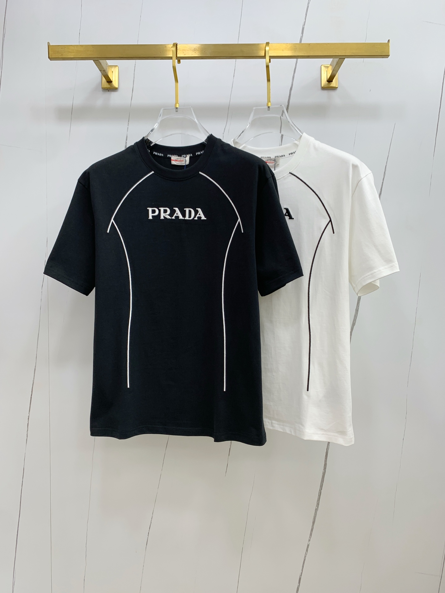 NO:426500,Prada's new short-sleeved T-shirt for summer 2025, the personalized art series exclusively launched on the entire network. The versatile details are perfectly processed and pure cotton fabric is very exquisite. Original fabric. The same high-quality and comfortable hand feels very fashionable and personalized. A super versatile and beautiful style for men and women. The same color is black and white. The number of numbers M-3XL, prada, T-shirt,tees, t-shirt,alexander wang19860909普拉达2025夏季新款短袖T恤,个性艺术系列全网独家首发 百搭款细节处理完美纯棉面料十分精致 原版面料 网红明星同款高版本 高品质手感非常舒服 时尚又个性 超级百搭好看的一款男女同款颜色黑、白 码数M-3XL,,prada,T-shirt,tees，t-shirt,alexander wang,Men's clothing