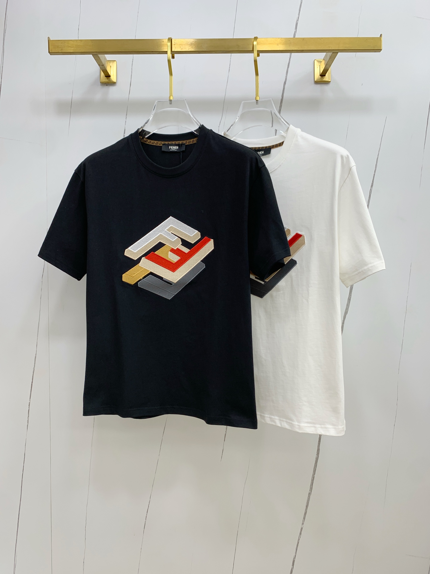 NO:426506,Fendi 2025 summer new short-sleeved T-shirt, the personalized art series exclusively released on the entire network. The versatile details are perfectly processed and pure cotton fabric is very exquisite. Original fabric. The same high-quality and comfortable hand feels very fashionable and personalized. A super versatile and beautiful style for men and women. The same color is black and white. M-3XL, fendi, T-shirt,tees, t-shirt,alexander wang19860909芬迪2025夏季新款短袖T恤,个性艺术系列全网独家首发 百搭款细节处理完美纯棉面料十分精致 原版面料 网红明星同款高版本 高品质手感非常舒服 时尚又个性 超级百搭好看的一款男女同款颜色黑、白 码数M-3XL,,fendi,T-shirt,tees，t-shirt,alexander wang,Men's clothing