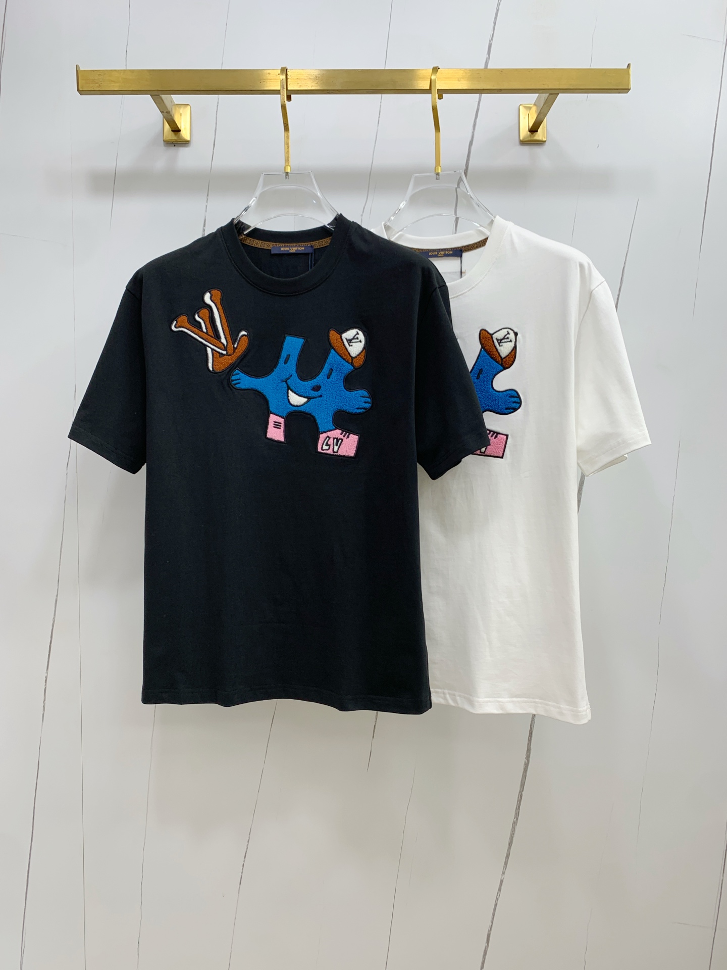 NO:426511,LV2025 summer new short-sleeved T-shirt, the personalized art series exclusively released on the entire network. The versatile details are perfectly processed and pure cotton fabric is very exquisite. Original fabric. The same high-quality and comfortable hand feels very fashionable and personalized. A super versatile and beautiful style for men and women. The same color is black and white. The number of numbers M-3XL, louis vuitton, T-shirt,tees, t-shirt,alexander wang19860909LV2025夏季新款短袖T恤,个性艺术系列全网独家首发 百搭款细节处理完美纯棉面料十分精致 原版面料 网红明星同款高版本 高品质手感非常舒服 时尚又个性 超级百搭好看的一款男女同款颜色黑、白 码数M-3XL,,louis vuitton,T-shirt,tees，t-shirt,alexander wang,Men's clothing