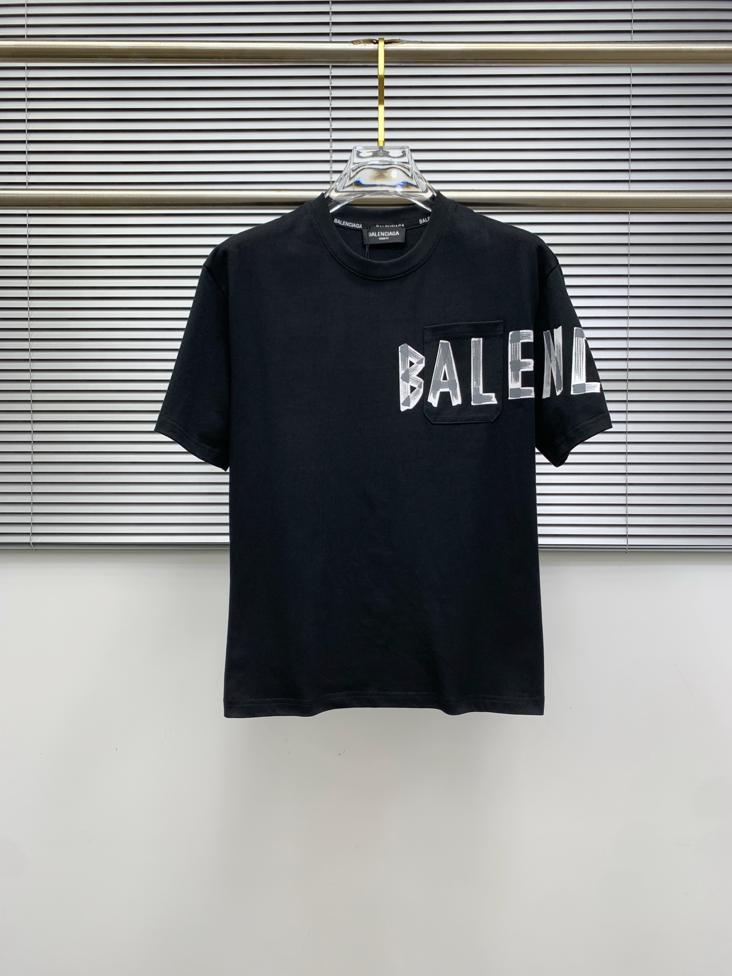 NO:518586,Balenciaga 2025 summer new short-sleeved T-shirt, the personalized art series exclusively released on the entire network. The versatile details are perfectly processed and pure cotton fabric is very exquisite. Original fabric. The same high-quality and comfortable hand feels very fashionable and personalized. A super versatile and beautiful style for men and women. The same color is black and white. M-3XL, balenciaga, T-shirt,tees, t-shirt,alexander wang19860909巴黎世家2025夏季新款短袖T恤,个性艺术系列全网独家首发 百搭款细节处理完美纯棉面料十分精致 原版面料 网红明星同款高版本 高品质手感非常舒服 时尚又个性 超级百搭好看的一款男女同款颜色黑、白 码数M-3XL,,balenciaga,T-shirt,tees，t-shirt,alexander wang,Men's clothing