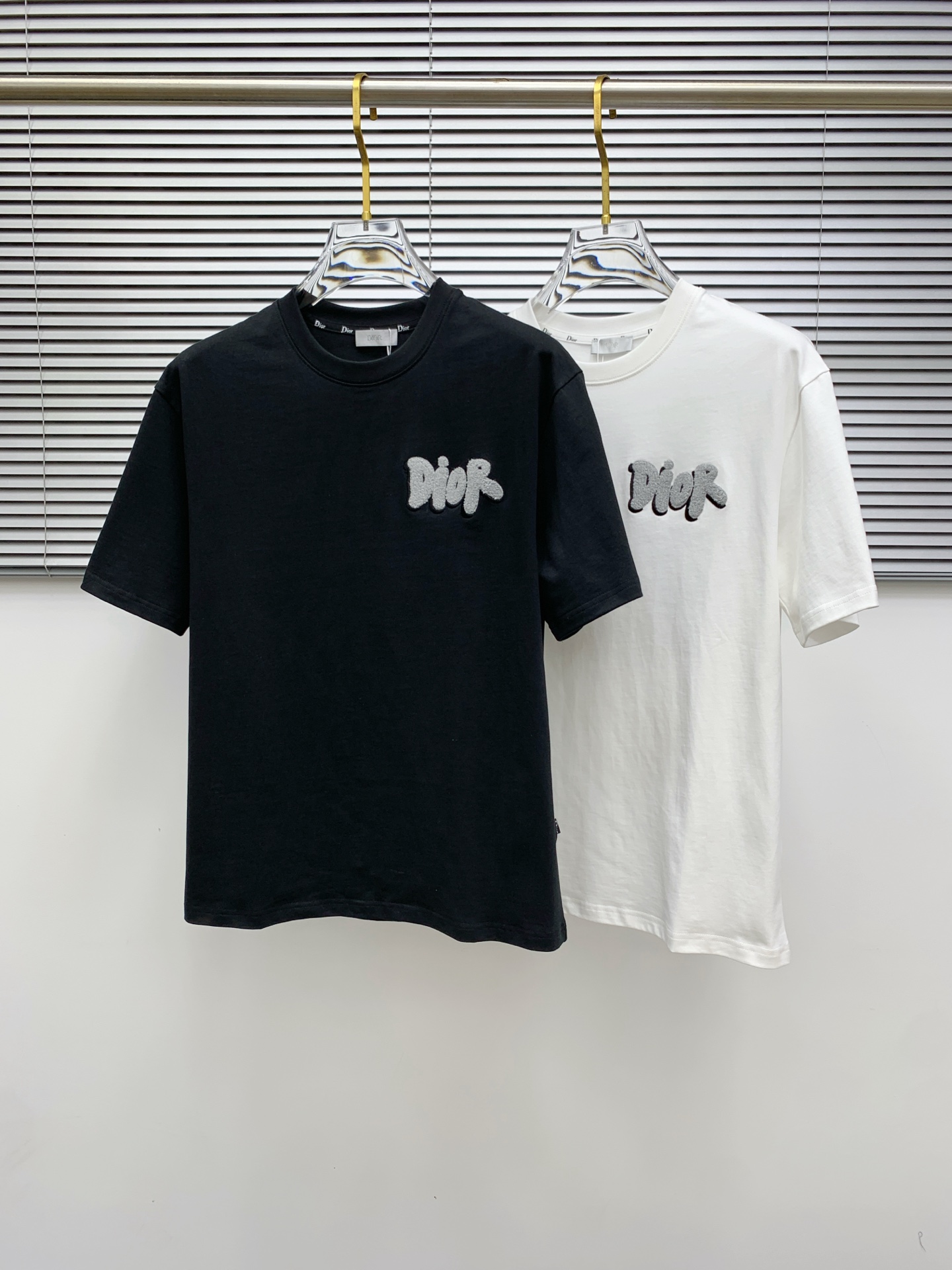 NO:518588,Dior 2025 summer new short-sleeved T-shirt, the personalized art series exclusively launched on the entire network. The versatile details are perfectly processed and pure cotton fabric is very exquisite. Original fabric. The same high-quality and comfortable hand feels very fashionable and personalized. A super versatile and beautiful style for men and women. The same color is black and white. The number of numbers M-3XL, dior, T-shirt,tees, t-shirt,alexander wang19860909迪奥2025夏季新款短袖T恤,个性艺术系列全网独家首发 百搭款细节处理完美纯棉面料十分精致 原版面料 网红明星同款高版本 高品质手感非常舒服 时尚又个性 超级百搭好看的一款男女同款颜色黑、白 码数M-3XL,,dior,T-shirt,tees，t-shirt,alexander wang,Men's clothing