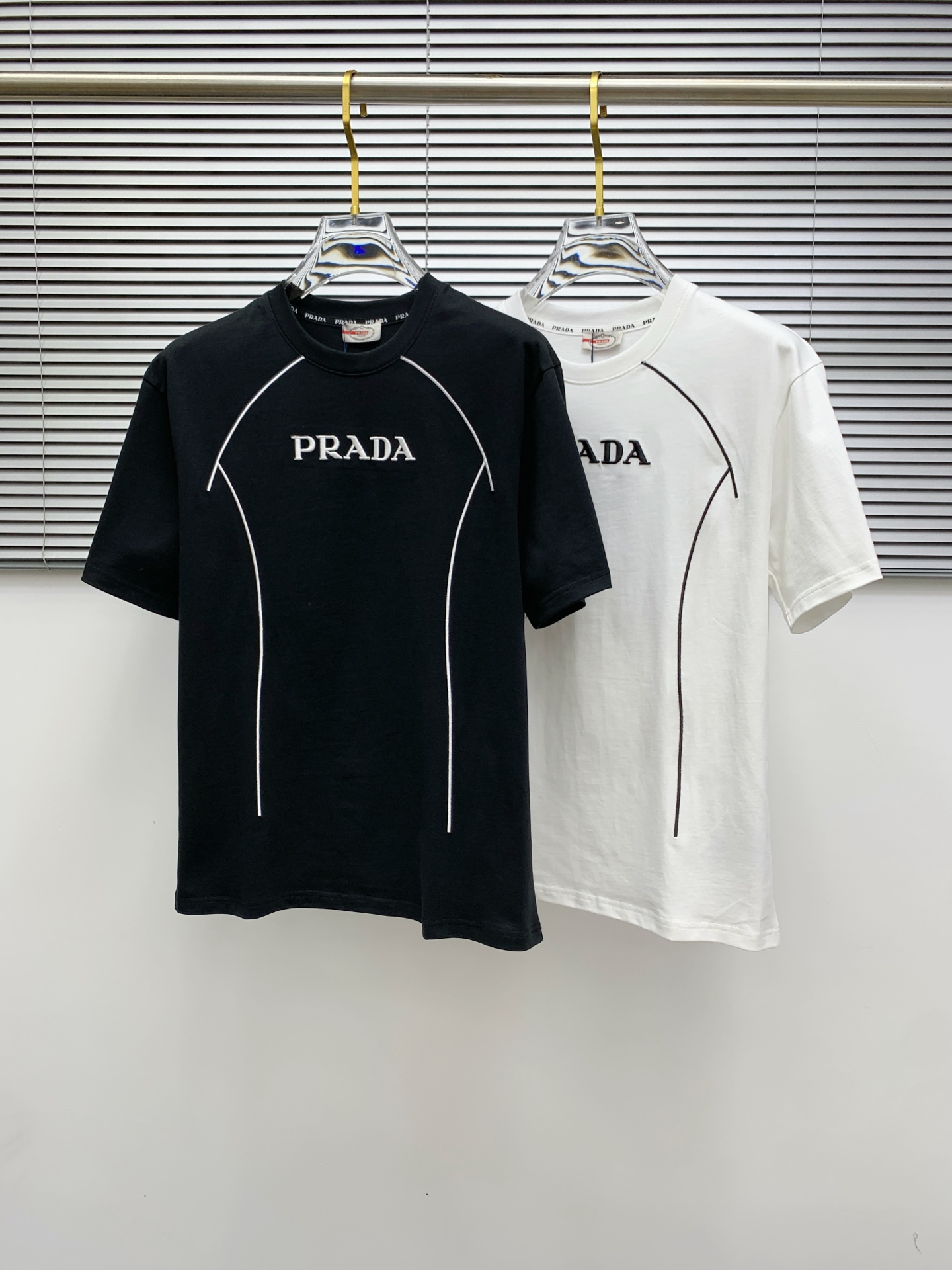 NO:518590,Prada's new short-sleeved T-shirt for summer 2025, the personalized art series exclusively launched on the entire network. The versatile details are perfectly processed and pure cotton fabric is very exquisite. Original fabric. The same high-quality and comfortable hand feels very fashionable and personalized. A super versatile and beautiful style for men and women. The same color is black and white. The number of numbers M-3XL, prada, T-shirt,tees, t-shirt,alexander wang19860909普拉达2025夏季新款短袖T恤,个性艺术系列全网独家首发 百搭款细节处理完美纯棉面料十分精致 原版面料 网红明星同款高版本 高品质手感非常舒服 时尚又个性 超级百搭好看的一款男女同款颜色黑、白 码数M-3XL,,prada,T-shirt,tees，t-shirt,alexander wang,Men's clothing