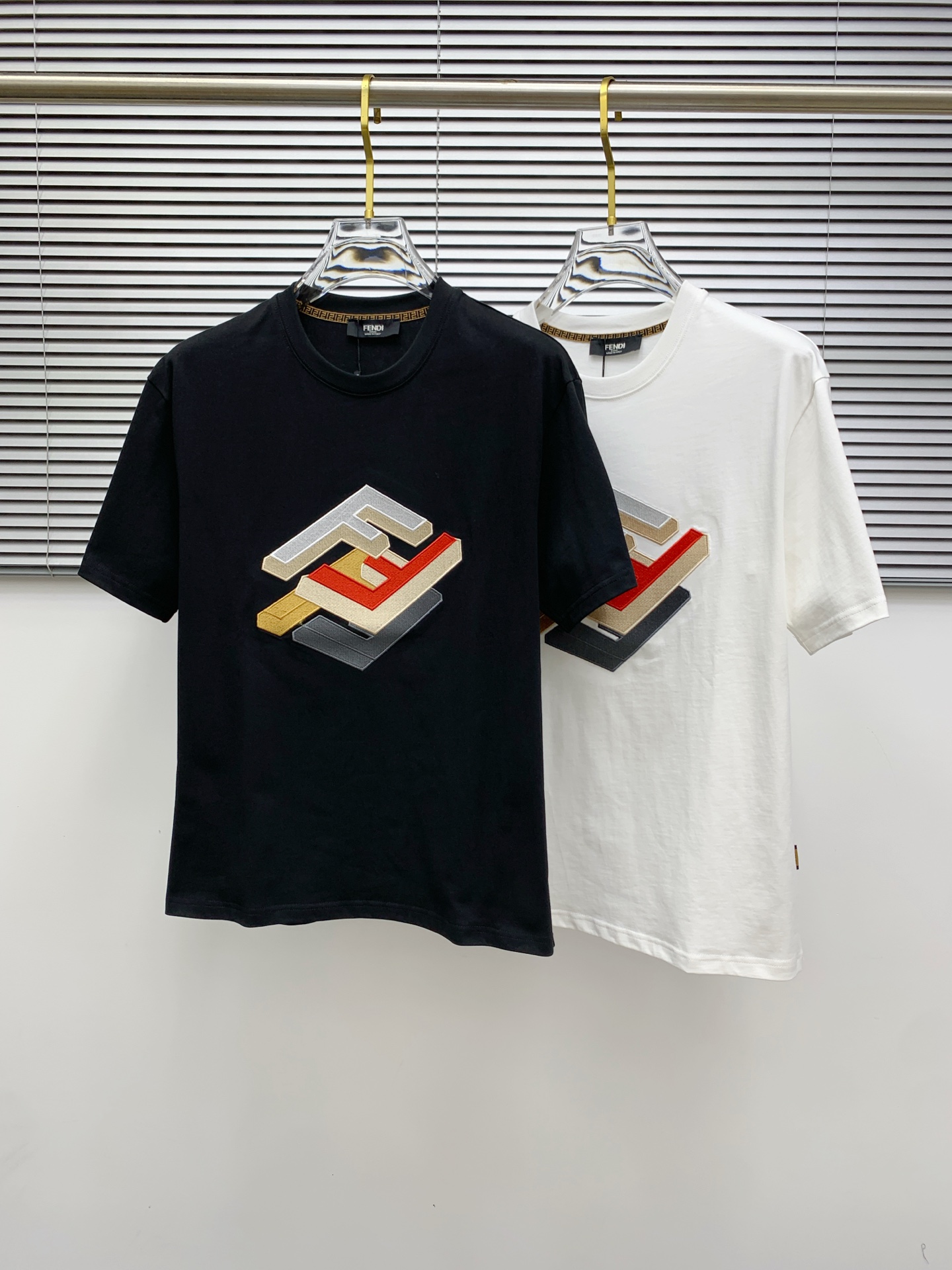 NO:518592,Fendi 2025 summer new short-sleeved T-shirt, the personalized art series exclusively released on the entire network. The versatile details are perfectly processed and pure cotton fabric is very exquisite. Original fabric. The same high-quality and comfortable hand feels very fashionable and personalized. A super versatile and beautiful style for men and women. The same color is black and white. M-3XL, fendi, T-shirt,tees, t-shirt,alexander wang19860909芬迪2025夏季新款短袖T恤,个性艺术系列全网独家首发 百搭款细节处理完美纯棉面料十分精致 原版面料 网红明星同款高版本 高品质手感非常舒服 时尚又个性 超级百搭好看的一款男女同款颜色黑、白 码数M-3XL,,fendi,T-shirt,tees，t-shirt,alexander wang,Men's clothing