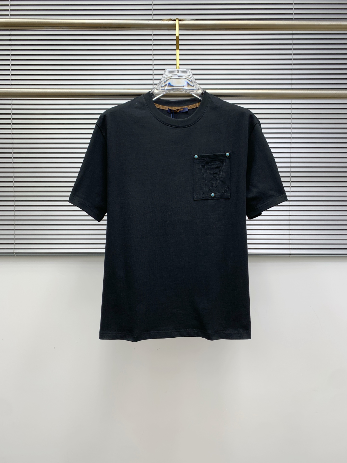 NO:518594,LV2025 summer new short-sleeved T-shirt, the personalized art series exclusively released on the entire network. The versatile details are perfectly processed and pure cotton fabric is very exquisite. Original fabric. The same high-quality and comfortable hand feels very fashionable and personalized. A super versatile and beautiful style for men and women. The same color is black and white. The number of numbers M-3XL, louis vuitton, T-shirt,tees, t-shirt,alexander wang19860909LV2025夏季新款短袖T恤,个性艺术系列全网独家首发 百搭款细节处理完美纯棉面料十分精致 原版面料 网红明星同款高版本 高品质手感非常舒服 时尚又个性 超级百搭好看的一款男女同款颜色黑、白 码数M-3XL,,louis vuitton,T-shirt,tees，t-shirt,alexander wang,Men's clothing