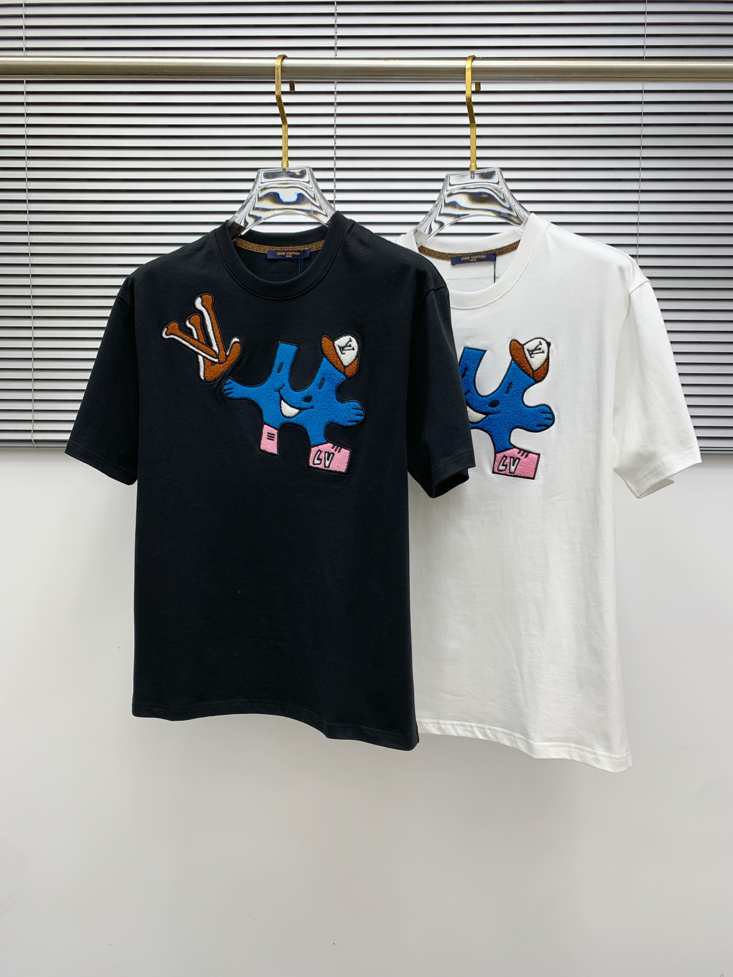 NO:518598,LV2025 summer new short-sleeved T-shirt, the personalized art series exclusively released on the entire network. The versatile details are perfectly processed and pure cotton fabric is very exquisite. Original fabric. The same high-quality and comfortable hand feels very fashionable and personalized. A super versatile and beautiful style for men and women. The same color is black and white. The number of numbers M-3XL, louis vuitton, T-shirt,tees, t-shirt,alexander wang19860909LV2025夏季新款短袖T恤,个性艺术系列全网独家首发 百搭款细节处理完美纯棉面料十分精致 原版面料 网红明星同款高版本 高品质手感非常舒服 时尚又个性 超级百搭好看的一款男女同款颜色黑、白 码数M-3XL,,louis vuitton,T-shirt,tees，t-shirt,alexander wang,Men's clothing