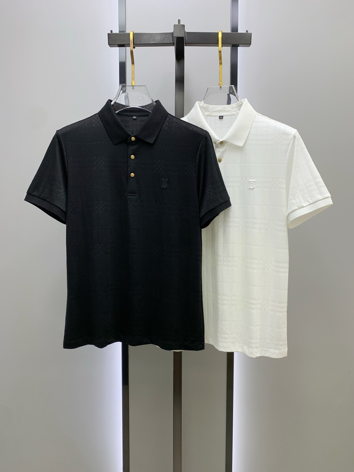 NO:426571,Burberry 25ss Spring and Summer [New Product] Customized silk fabric is silky and breathable!  Fashionable classic lapel polo short-sleeved fashion item design, more fashionable and comfortable, high-standard customization, very stylish on the upper body, classic LOGO pattern on the chest brand customer-supplied auxiliary materials, customer-supplied imported high-end fabrics have very delicate texture!  Any fashion can be matched, the style is super good, and it is a must-have for summer!  M-3XL, burberry, T-shirt, alexander wang19860909巴宝莉25ss春夏【新品】定制蚕丝面料丝滑透气！时尚经典翻领polo短袖时尚单品设计,更加时尚舒适,高标准定制,上身非常有型,胸前品牌经典LOGO 图案 客供辅料,客供进口高档面料质感非常细腻！任何时装都可以搭配,版型超级好 码数夏季必备！M-3XL,,burberry,T-shirt,alexander wang,Men's clothing