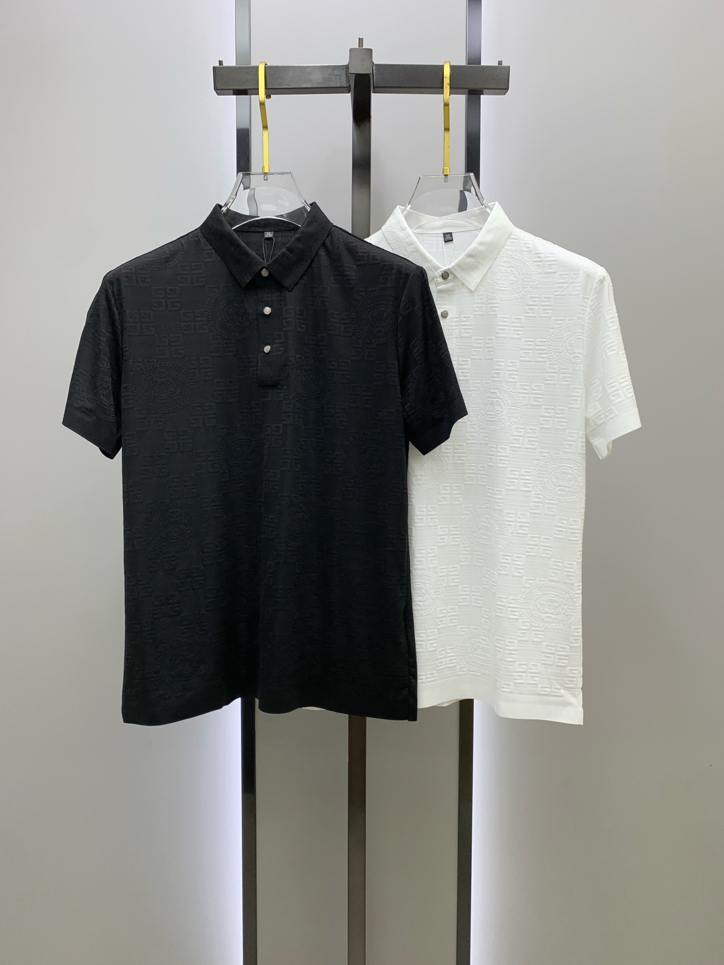 NO:426558,Givenchy 25ss Spring and Summer [New Product] Customized silk fabric is silky and breathable!  Fashionable classic lapel polo short-sleeved fashion item design, more fashionable and comfortable, high-standard customization, very stylish on the upper body, classic LOGO pattern on the chest brand customer-supplied auxiliary materials, customer-supplied imported high-end fabrics have very delicate texture!  Any fashion can be matched, the style is super good, and it is a must-have for summer!  M-3XL, givennchy, T-shirt, alexander wang19860909纪梵希25ss春夏【新品】定制蚕丝面料丝滑透气！时尚经典翻领polo短袖时尚单品设计,更加时尚舒适,高标准定制,上身非常有型,胸前品牌经典LOGO 图案 客供辅料,客供进口高档面料质感非常细腻！任何时装都可以搭配,版型超级好 码数夏季必备！M-3XL,,givenchy,T-shirt,alexander wang,Men's clothing