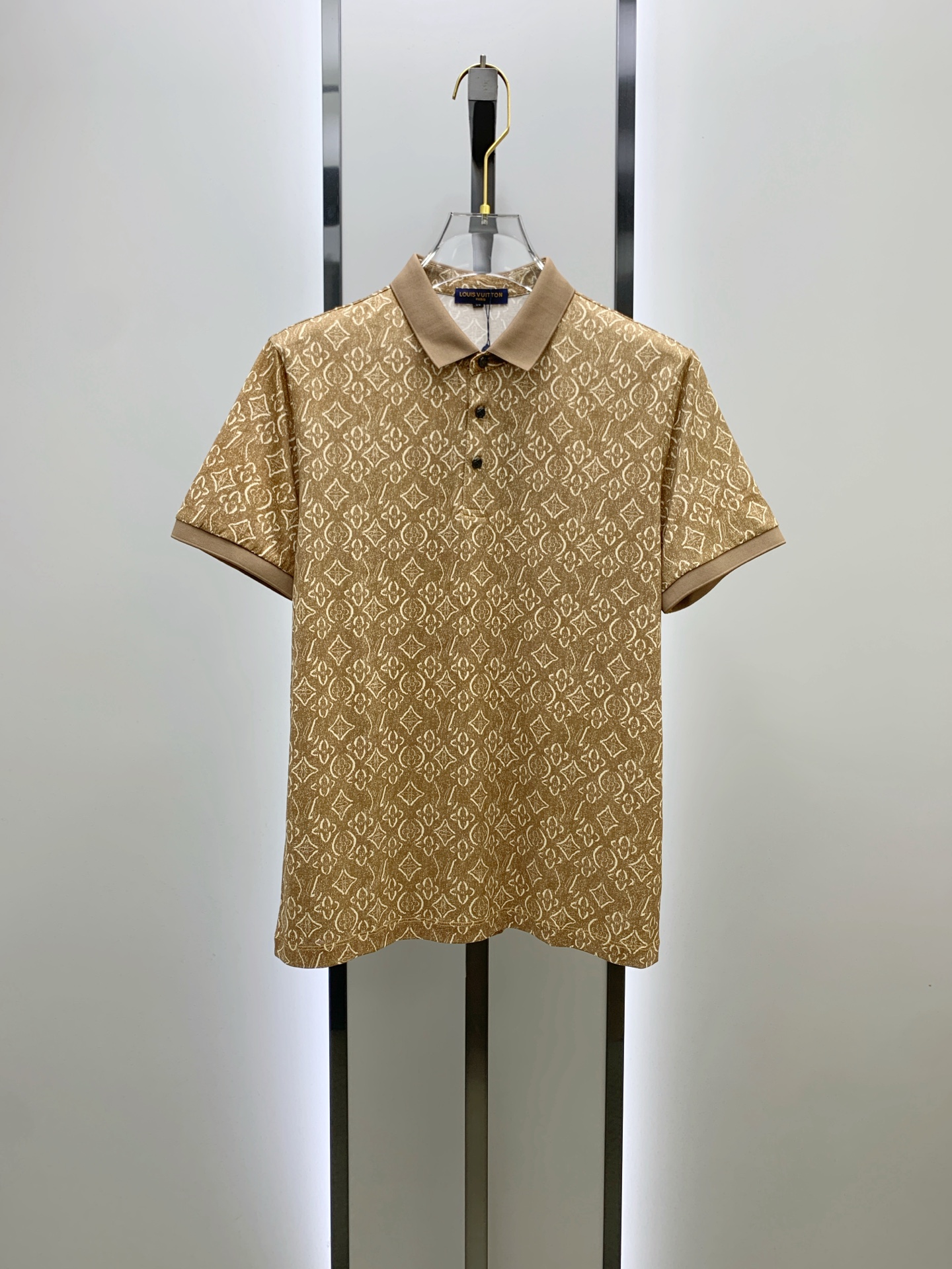 NO:426552,LV25ss Spring and Summer [New Product] Customized silk fabric is silky and breathable!  Fashionable classic lapel polo short-sleeved fashion item design, more fashionable and comfortable, high-standard customization, very stylish on the upper body, classic LOGO pattern on the chest brand customer-supplied auxiliary materials, customer-supplied imported high-end fabrics have very delicate texture!  Any fashion can be matched, the style is super good, and it is a must-have for summer!  M-3XL, louis vuitton, T-shirt, alexander wang19860909LV25ss春夏【新品】定制蚕丝面料丝滑透气！时尚经典翻领polo短袖时尚单品设计,更加时尚舒适,高标准定制,上身非常有型,胸前品牌经典LOGO 图案 客供辅料,客供进口高档面料质感非常细腻！任何时装都可以搭配,版型超级好 码数夏季必备！M-3XL,,louis vuitton,T-shirt,alexander wang,Men's clothing