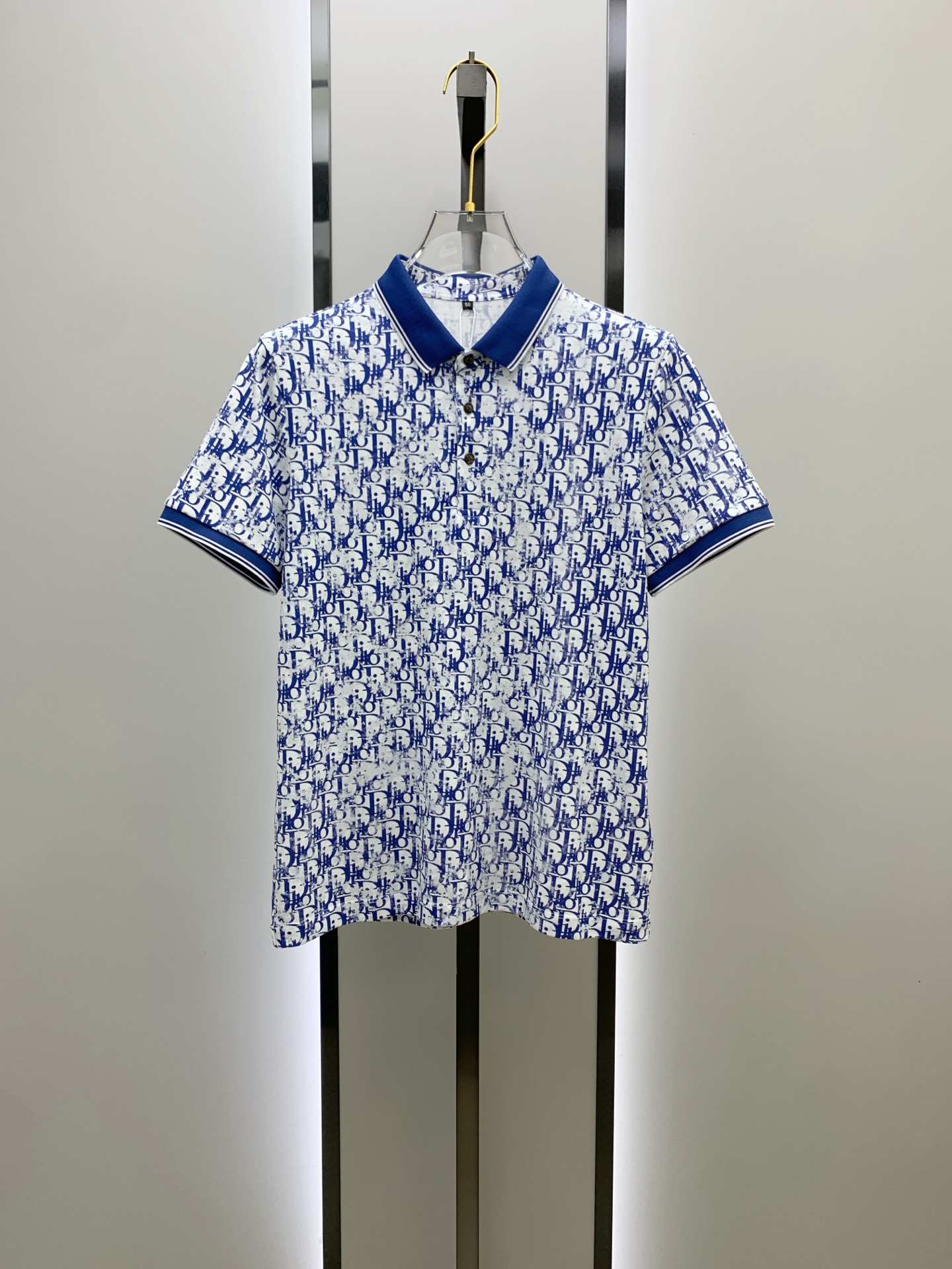 NO:426509,Dior 25ss Spring and Summer [New Product] Customized silk fabric is silky and breathable!  Fashionable classic lapel polo short-sleeved fashion item design, more fashionable and comfortable, high-standard customization, very stylish on the upper body, classic LOGO pattern on the chest brand customer-supplied auxiliary materials, customer-supplied imported high-end fabrics have very delicate texture!  Any fashion can be matched, the style is super good, and it is a must-have for summer!  M-3XL, dior, T-shirt, alexander wang19860909迪奥25ss春夏【新品】定制蚕丝面料丝滑透气！时尚经典翻领polo短袖时尚单品设计,更加时尚舒适,高标准定制,上身非常有型,胸前品牌经典LOGO 图案 客供辅料,客供进口高档面料质感非常细腻！任何时装都可以搭配,版型超级好 码数夏季必备！M-3XL,,dior,T-shirt,alexander wang,Men's clothing