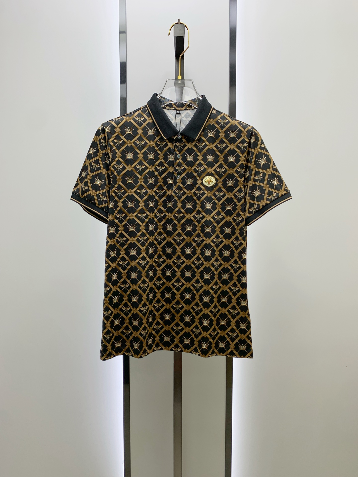 NO:426504,Gucci 25ss Spring and Summer [New Product] Customized silk fabric is silky and breathable!  Fashionable classic lapel polo short-sleeved fashion item design, more fashionable and comfortable, high-standard customization, very stylish on the upper body, classic LOGO pattern on the chest brand customer-supplied auxiliary materials, customer-supplied imported high-end fabrics have very delicate texture!  Any fashion can be matched, the style is super good, and it is a must-have for summer!  M-3XL, gucci, T-shirt, alexander wang19860909古驰25ss春夏【新品】定制蚕丝面料丝滑透气！时尚经典翻领polo短袖时尚单品设计,更加时尚舒适,高标准定制,上身非常有型,胸前品牌经典LOGO 图案 客供辅料,客供进口高档面料质感非常细腻！任何时装都可以搭配,版型超级好 码数夏季必备！M-3XL,,gucci,T-shirt,alexander wang,Men's clothing