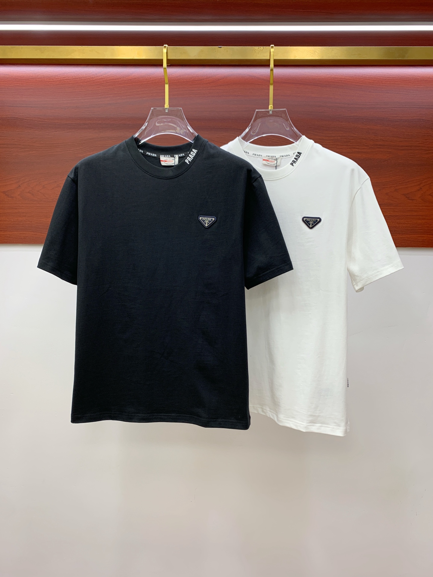 NO:426507,Prada's new short-sleeved T-shirt for summer 2025, the personalized art series exclusively launched on the entire network. The versatile details are perfectly processed and pure cotton fabric is very exquisite. Original fabric. The same high-quality and comfortable hand feels very fashionable and personalized. A super versatile and beautiful style for men and women. The same color is black and white. The number of numbers M-3XL, prada, T-shirt,tees, t-shirt,alexander wang19860909普拉达2025夏季新款短袖T恤,个性艺术系列全网独家首发 百搭款细节处理完美纯棉面料十分精致 原版面料 网红明星同款高版本 高品质手感非常舒服 时尚又个性 超级百搭好看的一款男女同款颜色黑、白 码数M-3XL,,prada,T-shirt,tees，t-shirt,alexander wang,Men's clothing