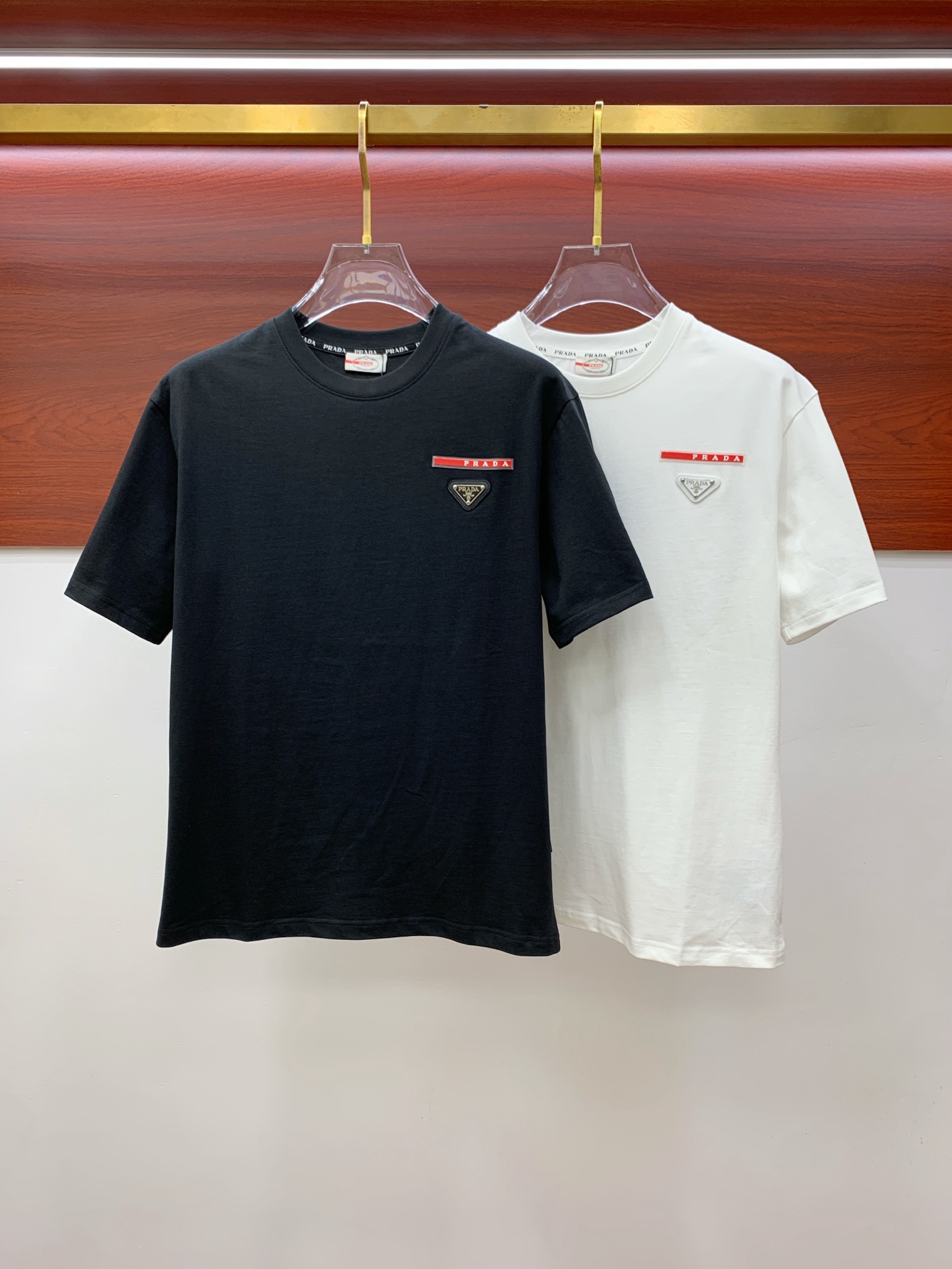 NO:426516,Prada's new short-sleeved T-shirt for summer 2025, the personalized art series exclusively launched on the entire network. The versatile details are perfectly processed and pure cotton fabric is very exquisite. Original fabric. The same high-quality and comfortable hand feels very fashionable and personalized. A super versatile and beautiful style for men and women. The same color is black and white. The number of numbers M-3XL, prada, T-shirt,tees, t-shirt,alexander wang19860909普拉达2025夏季新款短袖T恤,个性艺术系列全网独家首发 百搭款细节处理完美纯棉面料十分精致 原版面料 网红明星同款高版本 高品质手感非常舒服 时尚又个性 超级百搭好看的一款男女同款颜色黑、白 码数M-3XL,,prada,T-shirt,tees，t-shirt,alexander wang,Men's clothing