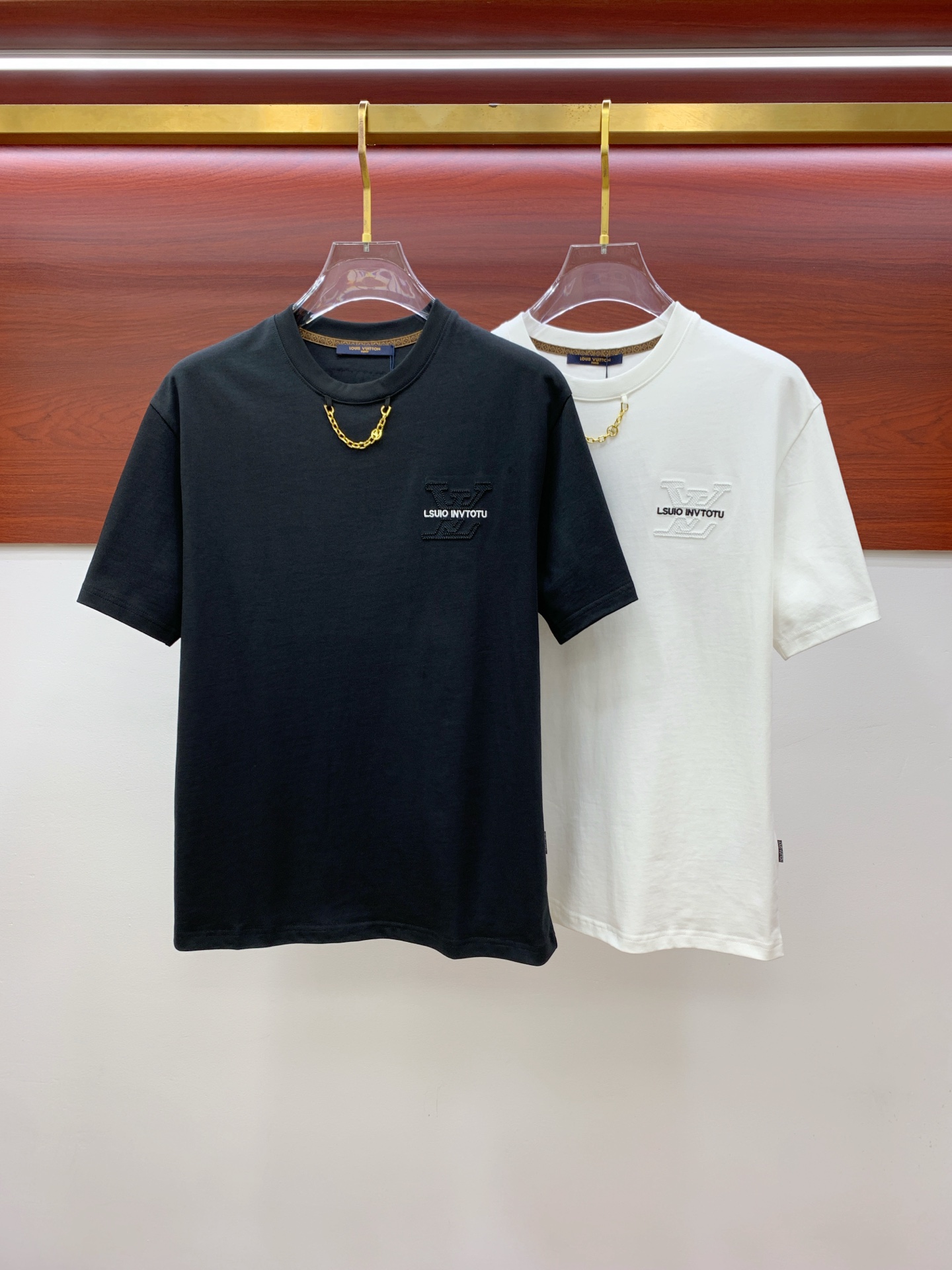 NO:426483,LV2025 summer new short-sleeved T-shirt, the personalized art series exclusively released on the entire network. The versatile details are perfectly processed and pure cotton fabric is very exquisite. Original fabric. The same high-quality and comfortable hand feels very fashionable and personalized. A super versatile and beautiful style for men and women. The same color is black and white. The number of numbers M-3XL, louis vuitton, T-shirt,tees, t-shirt,alexander wang19860909LV2025夏季新款短袖T恤,个性艺术系列全网独家首发 百搭款细节处理完美纯棉面料十分精致 原版面料 网红明星同款高版本 高品质手感非常舒服 时尚又个性 超级百搭好看的一款男女同款颜色黑、白 码数M-3XL,,louis vuitton,T-shirt,tees，t-shirt,alexander wang,Men's clothing