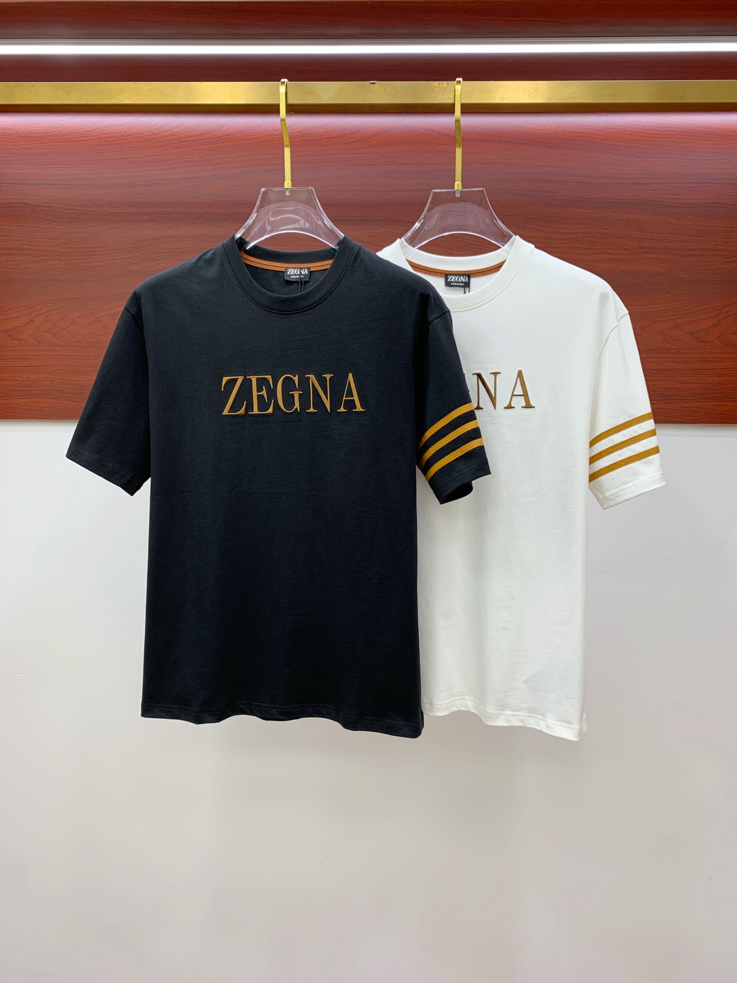 NO:426535,Zenia's new short-sleeved T-shirt for summer 2025, the personalized art series exclusively launched on the entire network. The versatile details are perfectly processed and pure cotton fabric is very exquisite. Original fabric. The same high-quality and comfortable hand feels very fashionable and personalized. A super versatile and beautiful style for men and women. The same color is black and white. Number M-3XL, zegna, T-shirt,tees, t-shirt,alexander wang19860909杰尼亚2025夏季新款短袖T恤,个性艺术系列全网独家首发 百搭款细节处理完美纯棉面料十分精致 原版面料 网红明星同款高版本 高品质手感非常舒服 时尚又个性 超级百搭好看的一款男女同款颜色黑、白 码数M-3XL,,zegna,T-shirt,tees，t-shirt,alexander wang,Men's clothing