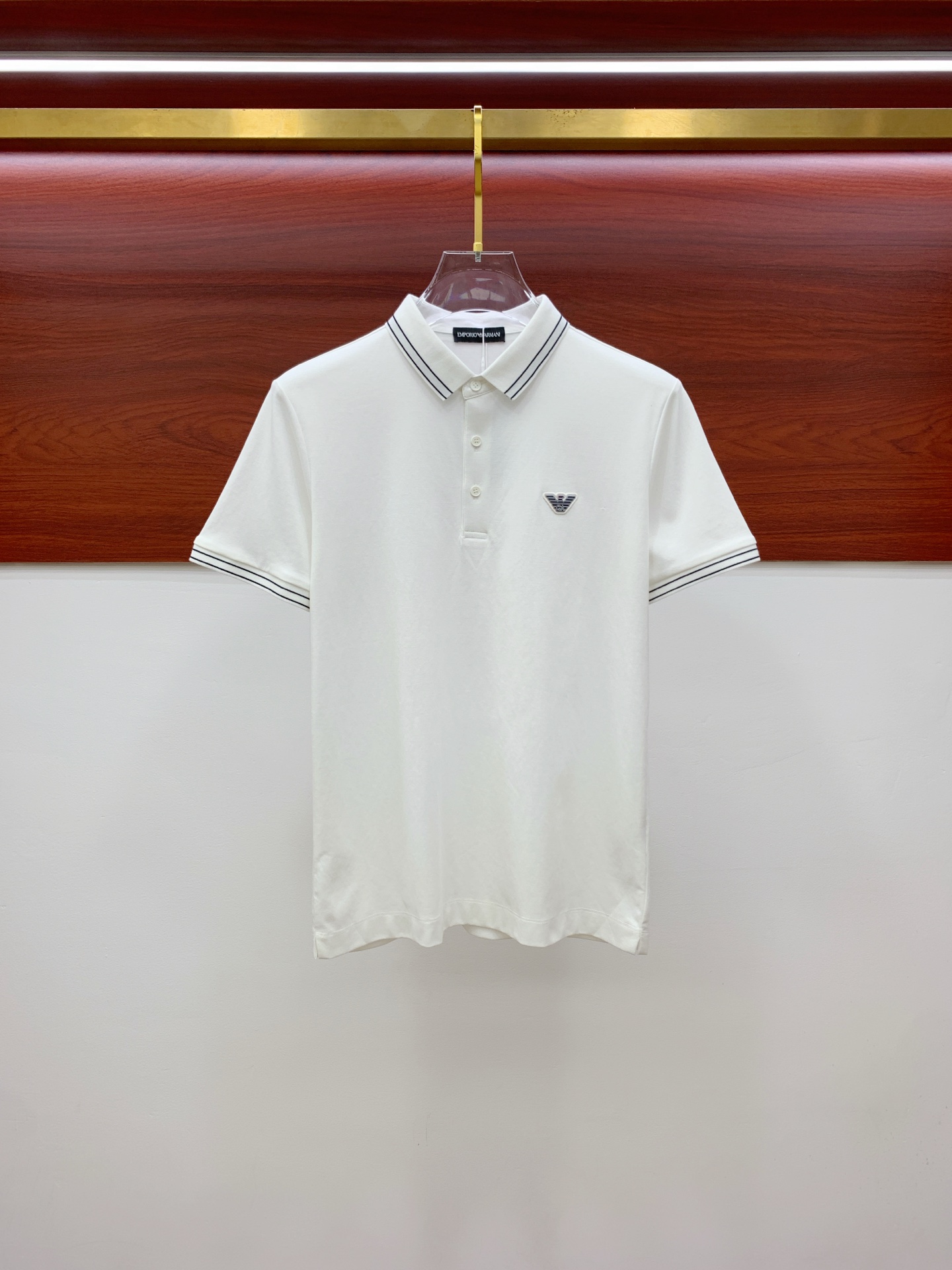 NO:428771,Armani 2025ss summer new letter logo men's lapel Polo shirt!  Classic business men's style, high-end men's style at the ceiling level of business men's style!  Simple, fashionable and elegant, single-wearing inner wear is decent, quality control/detail control takes away, low-key, luxurious and connotative!  Customer-supplied fixed mesh flooring cotton cloth is carefully made, the surface of the fabric is evenly arranged and neatly arranged, with excellent breathability and heat dissipation and sweat resistance, and the comfort level of the upper body is completely better than that of ordinary single-sided sweat cloth tissue!  The classic brand LOGO logo on the chest is created with top-level craftsmanship. The LOGO has three-dimensional, clear and full texture, and is an extraordinary product in the classic field whether it is inner wear or single wear!  The exquisite cutting process, the processing of every detail is very standard and delicate, and it is comparable to that of ordinary LOW products on the market. Men must enter the basic versatile Polo shirts!  Multi-color Size M-4xl, Armani,alexander wang19860909阿玛尼 2025ss夏季新款字母logo男士翻领Polo衫！经典商务男款,高端男装的天花板级别的商务男款！简约时尚大气不失优雅,单穿内搭体面过人,品质控/细节控的闭眼带走,低调又奢华有内涵！ 客供定织网眼珠地棉布精心制成,面料表面排列均匀整齐的网眼纹理,透气性和散热排汗性极佳,上身舒适程度完全优于普通单面汗布组织！胸前经典的品牌LOGO标识,采用顶级工艺打造,LOGO立体清晰饱满,质感非凡的特质,无论是内搭还是单穿都是一款经典领域的产品！精妙绝伦的裁剪工艺,每一个细节处理的非常标准细腻,非市面一般LOW货可以媲美的,男士必入基础百搭款Polo衫推荐！ 颜色多颜色 尺码M-4xl,,armani,alexander wang,Men's clothing