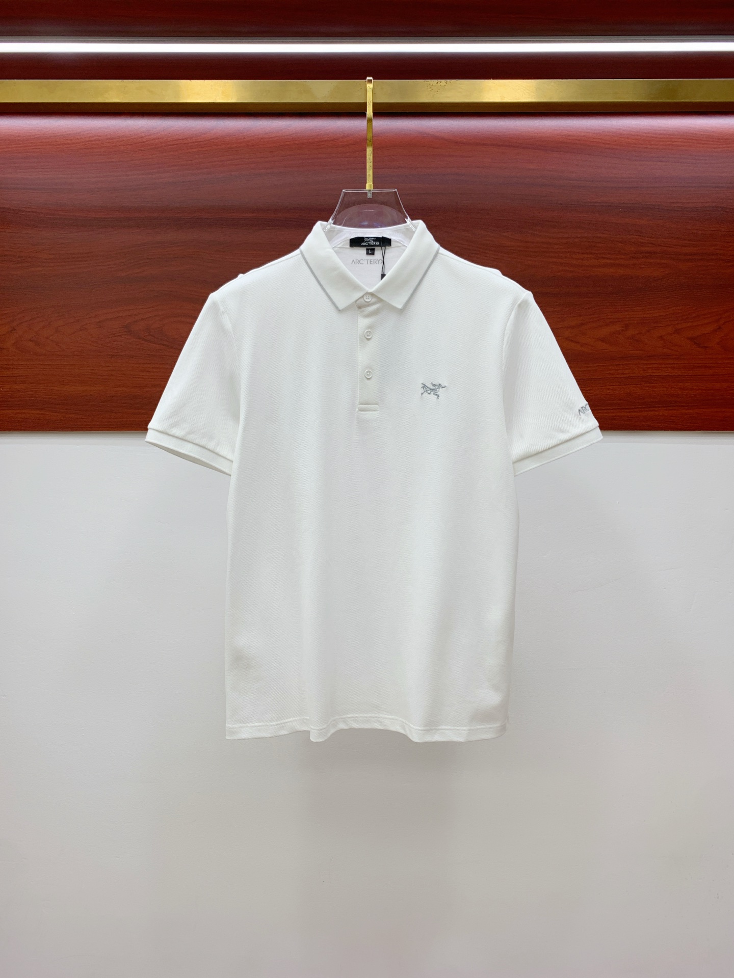 NO:428746,Archaeoptera Bird 2025ss summer new letter logo men's lapel Polo shirt!  Classic business men's style, high-end men's style at the ceiling level of business men's style!  Simple, fashionable and elegant, single-wearing inner wear is decent, quality control/detail control takes away, low-key, luxurious and connotative!  Customer-supplied fixed mesh flooring cotton cloth is carefully made, the surface of the fabric is evenly arranged and neatly arranged, with excellent breathability and heat dissipation and sweat resistance, and the comfort level of the upper body is completely better than that of ordinary single-sided sweat cloth tissue!  The classic brand LOGO logo on the chest is created with top-level craftsmanship. The LOGO has three-dimensional, clear and full texture, and is an extraordinary product in the classic field whether it is inner wear or single wear!  The exquisite cutting process, the processing of every detail is very standard and delicate, and it is comparable to that of ordinary LOW products on the market. Men must enter the basic versatile Polo shirts!  Multi-color Size M-4xl,arc'teryx,alexander wang19860909始祖鸟 2025ss夏季新款字母logo男士翻领Polo衫！经典商务男款,高端男装的天花板级别的商务男款！简约时尚大气不失优雅,单穿内搭体面过人,品质控/细节控的闭眼带走,低调又奢华有内涵！ 客供定织网眼珠地棉布精心制成,面料表面排列均匀整齐的网眼纹理,透气性和散热排汗性极佳,上身舒适程度完全优于普通单面汗布组织！胸前经典的品牌LOGO标识,采用顶级工艺打造,LOGO立体清晰饱满,质感非凡的特质,无论是内搭还是单穿都是一款经典领域的产品！精妙绝伦的裁剪工艺,每一个细节处理的非常标准细腻,非市面一般LOW货可以媲美的,男士必入基础百搭款Polo衫推荐！ 颜色多颜色 尺码M-4xl,arc'teryx,alexander wang,Men's clothing