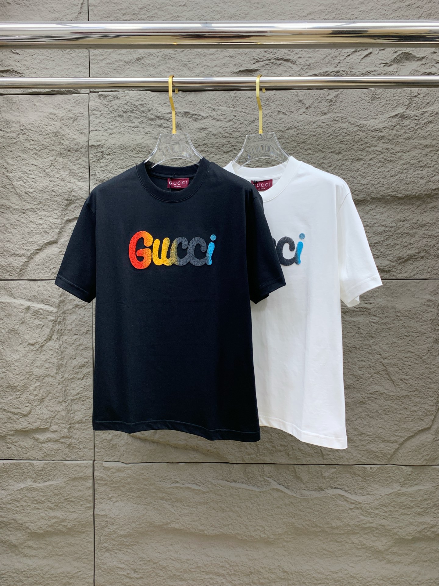 NO:496231,Ss Gucci pure cotton latest fabric classic logo pattern logo fashionable simple trendy short sleeves, top quality counter original single short sleeves, top production craft imported fabrics, unique design of counter style, using imported high-end customized fabrics. The official website is on sale!  Excellent fabric pattern, size..Black and white M-3Xl,,gucci,T-shirt,alexander wang19860909ss古驰纯棉最新面料经典标识图案logo时尚简约潮流短袖,最顶级的品质专柜原单短袖,顶级制作工艺进口面料,专柜款独特设计,采用进口高端订制面料.官网在售！面料版型超赞 码数..黑白色 M-3Xl,,gucci,T-shirt,alexander wang,Men's clothing