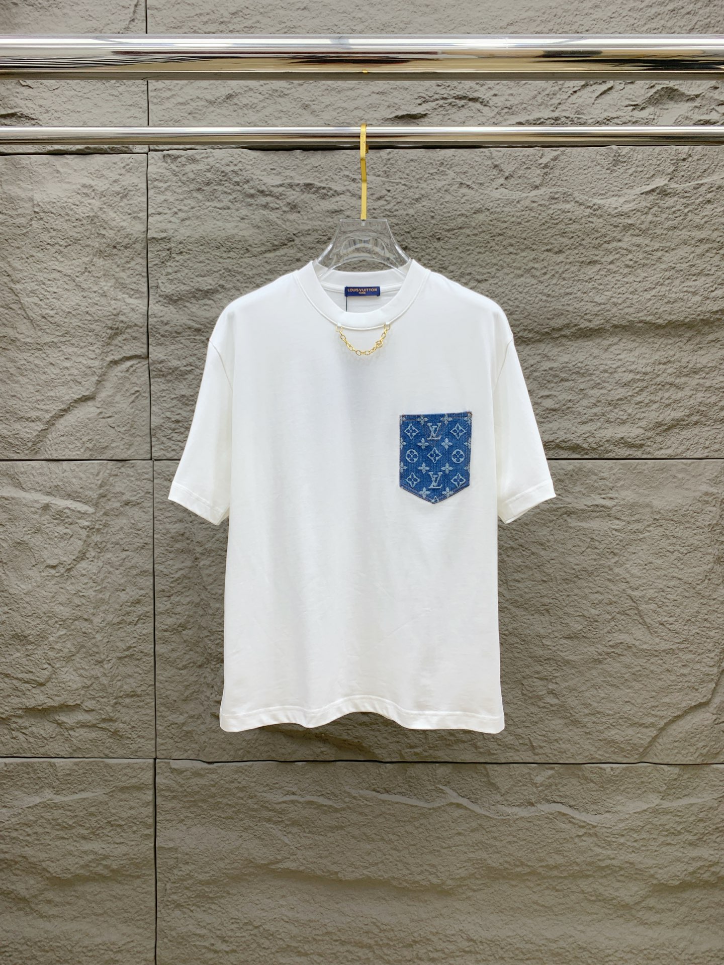 NO:496276,The latest ssLV pure cotton fabric, classic logo, logo, fashionable, simple and trendy short sleeves, the top quality counter original single short sleeves, the top production process imported fabric, the unique design of the counter model, using imported high-end customized fabrics. The official website is on sale!  Fabric style, size..Black and white M-3Xl,,louis vuitton,T-shirt,alexander wang19860909ssLV纯棉最新面料经典标识图案logo时尚简约潮流短袖,最顶级的品质专柜原单短袖,顶级制作工艺进口面料,专柜款独特设计,采用进口高端订制面料.官网在售！面料版型超赞 码数..黑白色 M-3Xl,,louis vuitton,T-shirt,alexander wang,Men's clothing