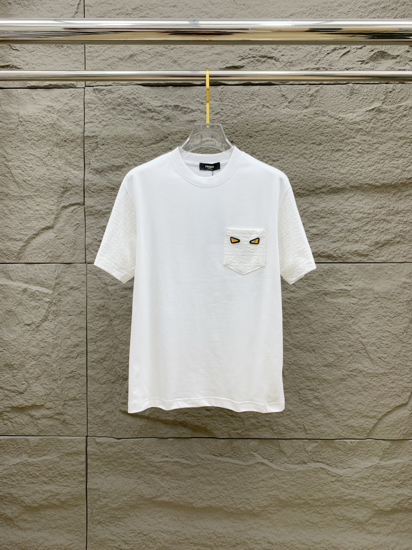 NO:496268,Ss Fendi pure cotton latest fabric classic logo pattern logo fashionable simple trendy short sleeves, top quality counter original single short sleeves, top production craft imported fabrics, unique design of counter style, using imported high-end customized fabrics. The official website is on sale!  Excellent fabric fit, size..Black and white M-3Xl,,fendi,T-shirt,alexander wang19860909ss芬迪纯棉最新面料经典标识图案logo时尚简约潮流短袖,最顶级的品质专柜原单短袖,顶级制作工艺进口面料,专柜款独特设计,采用进口高端订制面料.官网在售！面料版型超赞 码数..黑白色 M-3Xl,,fendi,T-shirt,alexander wang,Men's clothing