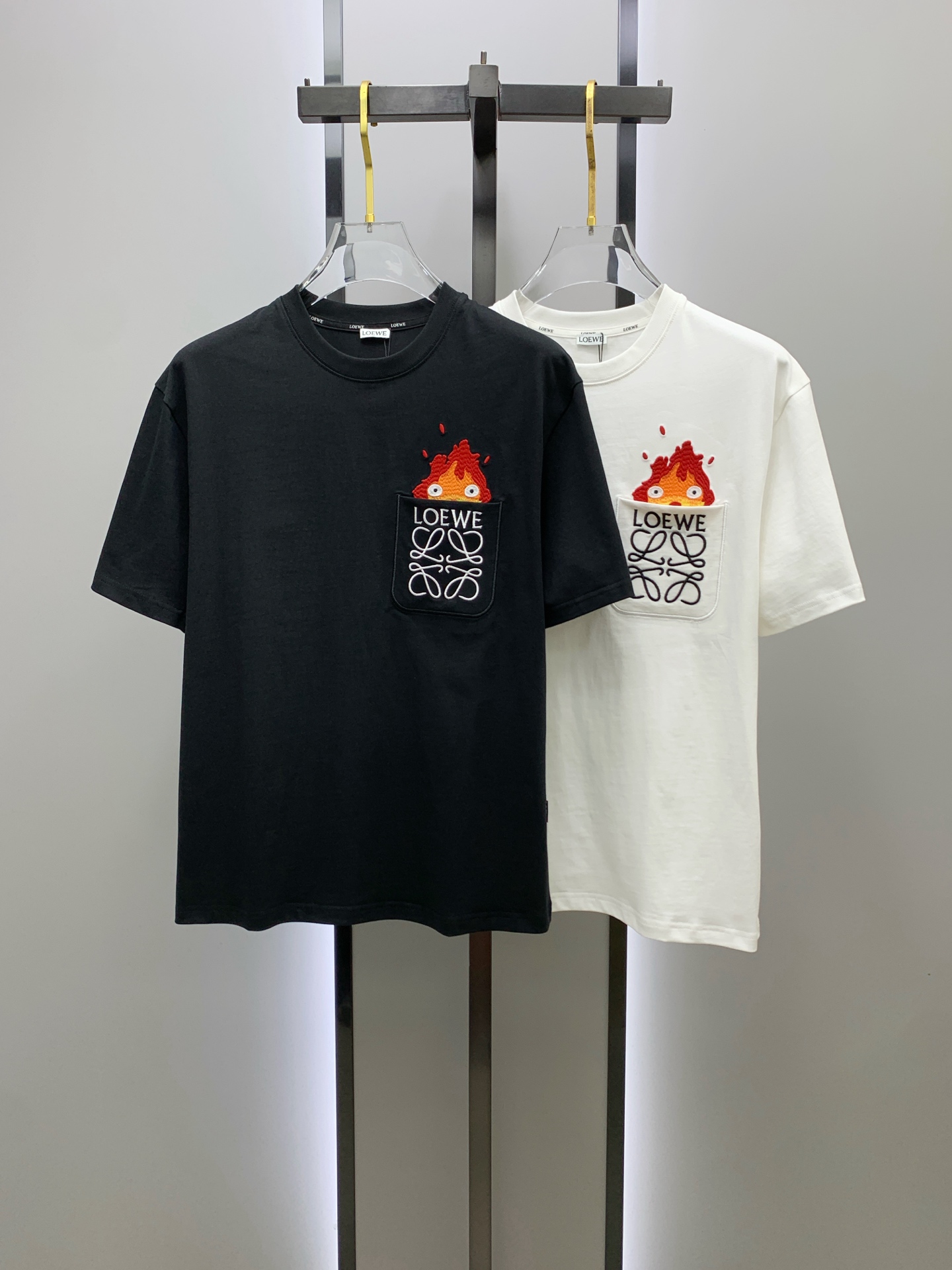 NO:430691,Luo Yiwei's new short-sleeved T-shirt in summer 2025, the personalized art series exclusively launched on the entire network. The versatile details are perfectly processed and pure cotton fabric is very exquisite. Original fabric. The same high-quality and comfortable hand feels very fashionable and personalized. A super versatile and beautiful style for men and women. The same color is black and white. The number of numbers M-3XL, loewe, T-shirt,tees, t-shirt,alexander wang19860909罗意威2025夏季新款短袖T恤,个性艺术系列全网独家首发 百搭款细节处理完美纯棉面料十分精致 原版面料 网红明星同款高版本 高品质手感非常舒服 时尚又个性 超级百搭好看的一款男女同款颜色黑、白 码数M-3XL,,loewe,T-shirt,tees，t-shirt,alexander wang,Men's clothing