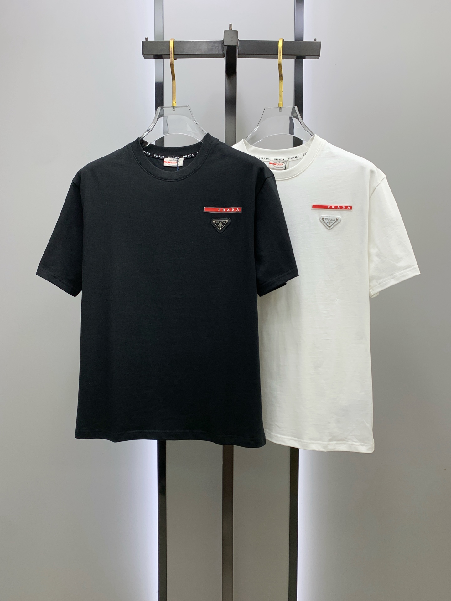 NO:430647,Prada's new short-sleeved T-shirt for summer 2025, the personalized art series exclusively launched on the entire network. The versatile details are perfectly processed and pure cotton fabric is very exquisite. Original fabric. The same high-quality and comfortable hand feels very fashionable and personalized. A super versatile and beautiful style for men and women. The same color is black and white. The number of numbers M-3XL, prada, T-shirt,tees, t-shirt,alexander wang19860909普拉达2025夏季新款短袖T恤,个性艺术系列全网独家首发 百搭款细节处理完美纯棉面料十分精致 原版面料 网红明星同款高版本 高品质手感非常舒服 时尚又个性 超级百搭好看的一款男女同款颜色黑、白 码数M-3XL,,prada,T-shirt,tees，t-shirt,alexander wang,Men's clothing