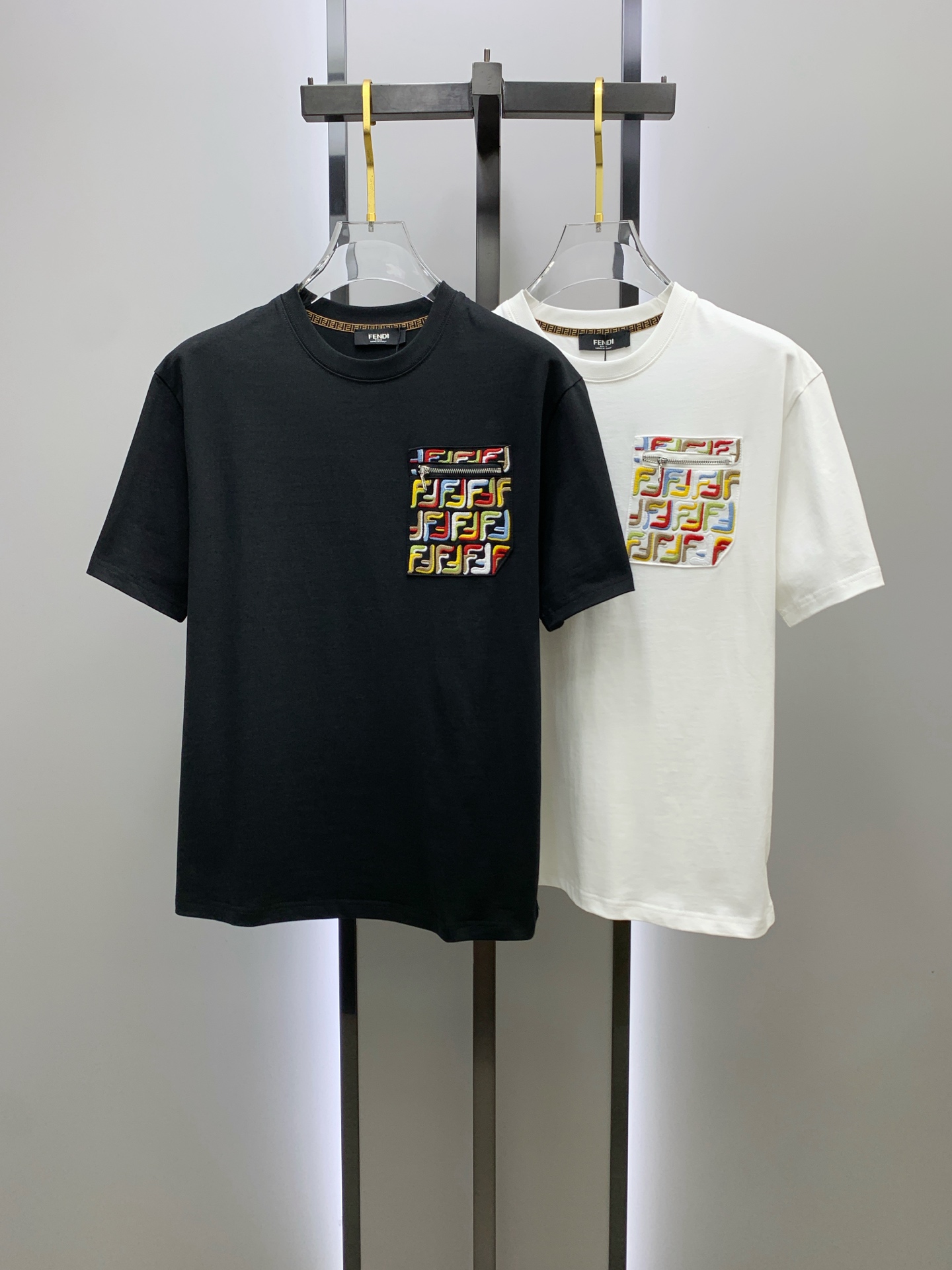 NO:430652,Fendi's new short-sleeved T-shirt in summer 2025, the personalized art series exclusively launched on the entire network. The versatile details are perfectly processed and pure cotton fabric is very exquisite. Original fabric. The same high-quality and comfortable hand feels very fashionable and personalized. A super versatile and beautiful style for men and women. The same color is black and white. M-3XL, fendi, T-shirt,tees, t-shirt,alexander wang19860909芬迪2025夏季新款短袖T恤,个性艺术系列全网独家首发 百搭款细节处理完美纯棉面料十分精致 原版面料 网红明星同款高版本 高品质手感非常舒服 时尚又个性 超级百搭好看的一款男女同款颜色黑、白 码数M-3XL,,fendi,T-shirt,tees，t-shirt,alexander wang,Men's clothing